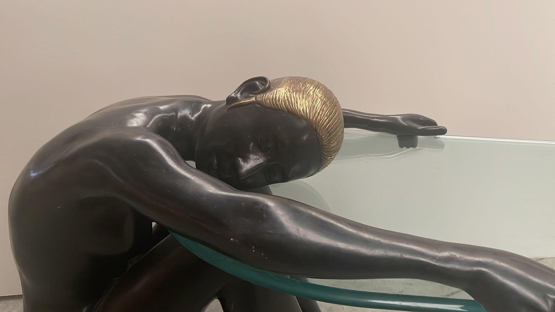 Splendida scultura donna con funzione tavolino