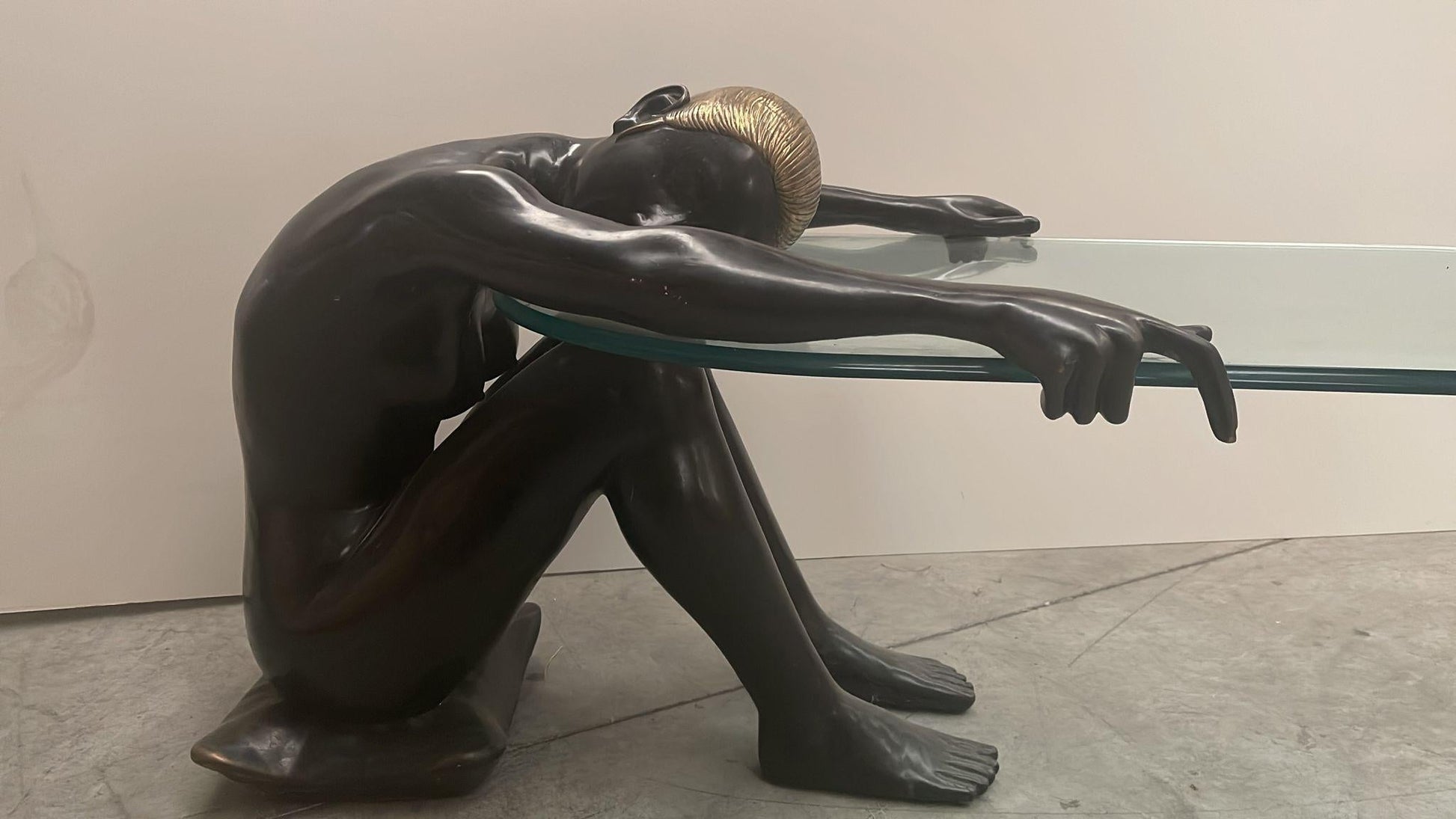 Splendida scultura donna con funzione tavolino