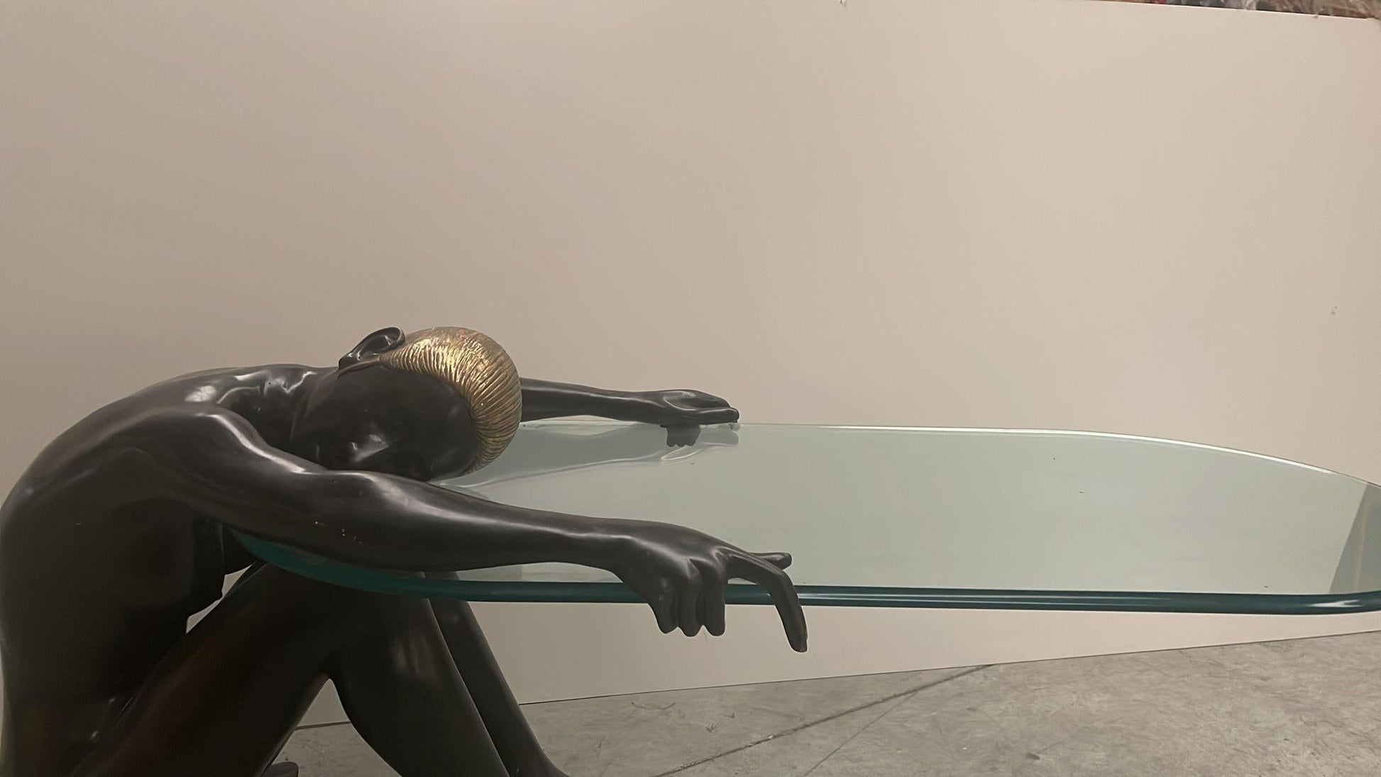 Splendida scultura donna con funzione tavolino