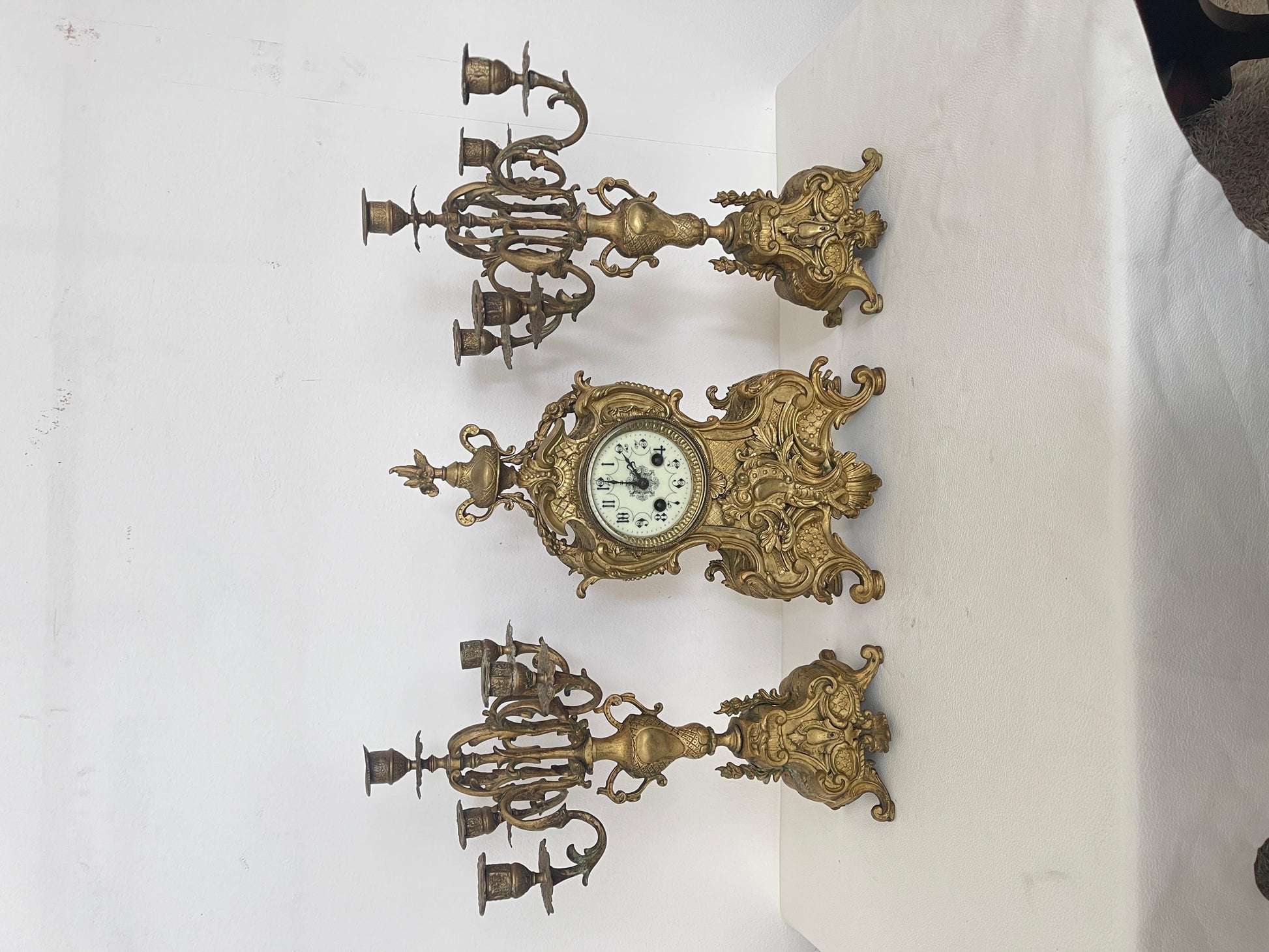 Trittico Antico in Bronzo Dorato – Orologio da Camino con Coppia di Candelabri