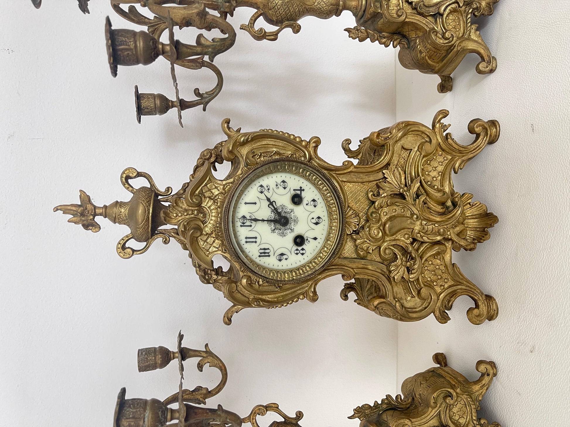 Trittico Antico in Bronzo Dorato – Orologio da Camino con Coppia di Candelabri