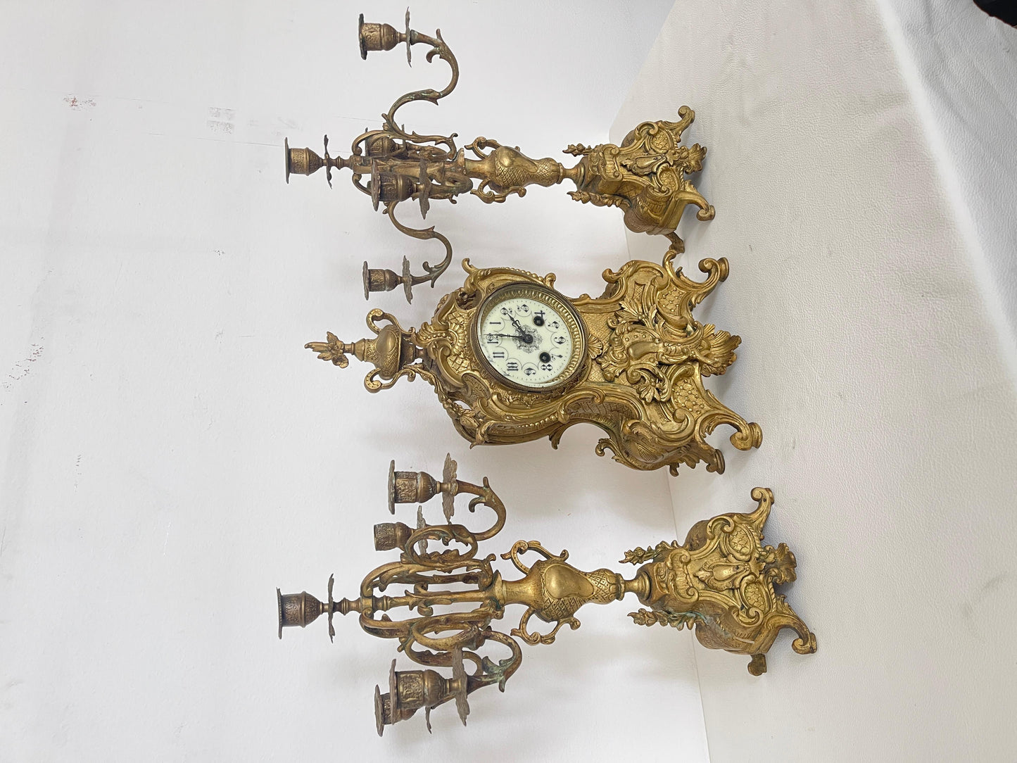 Trittico Antico in Bronzo Dorato – Orologio da Camino con Coppia di Candelabri