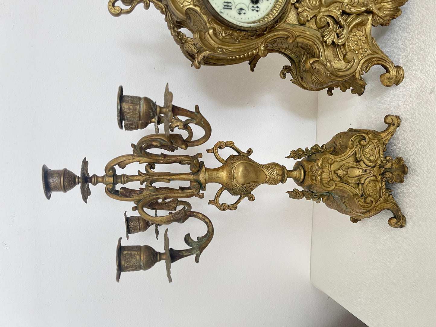 Trittico Antico in Bronzo Dorato – Orologio da Camino con Coppia di Candelabri