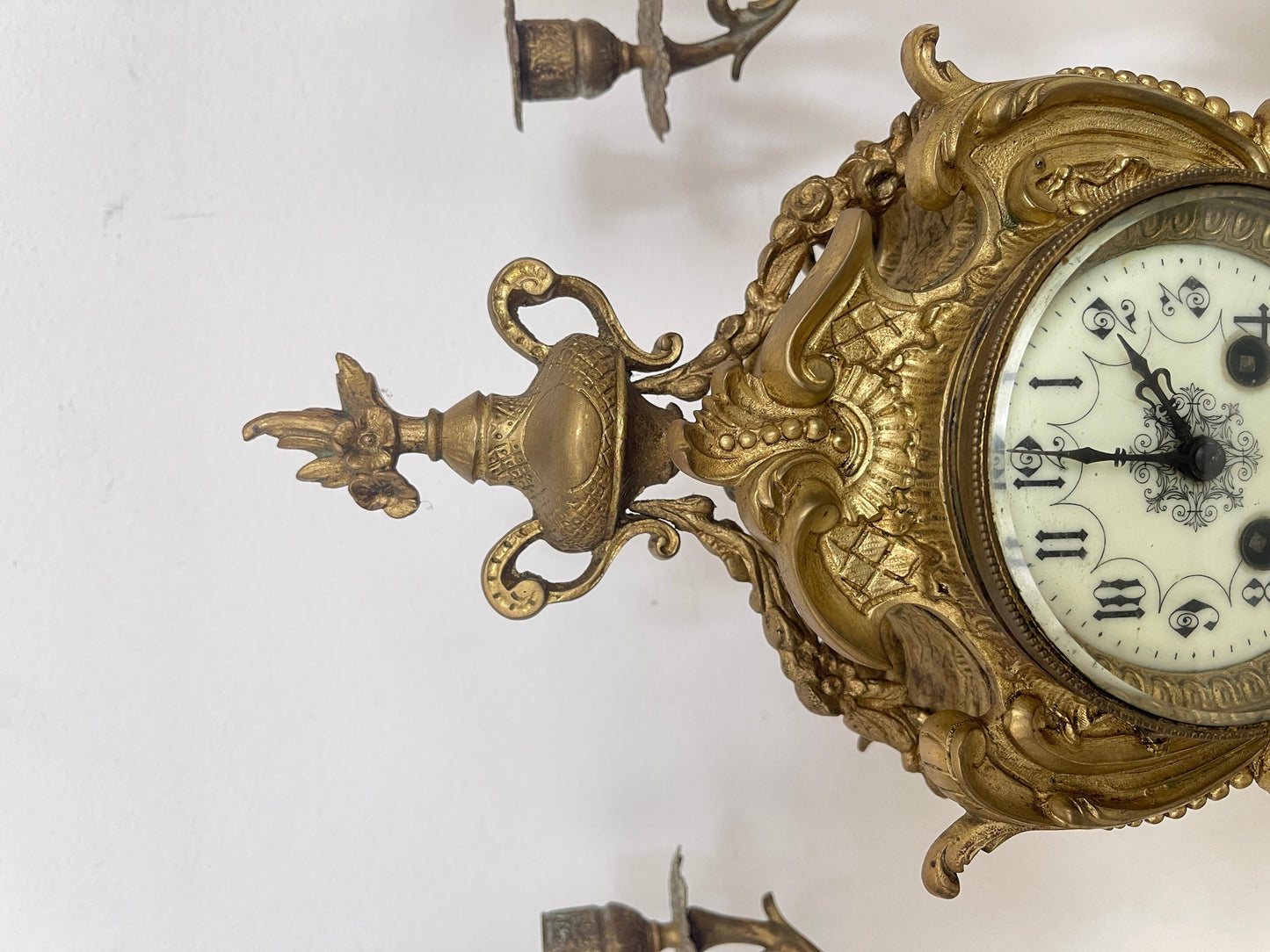 Trittico Antico in Bronzo Dorato – Orologio da Camino con Coppia di Candelabri