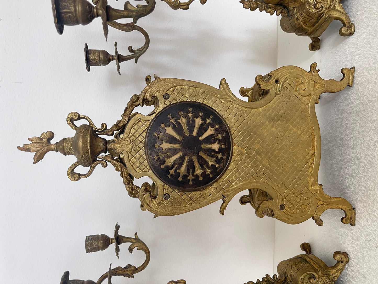 Trittico Antico in Bronzo Dorato – Orologio da Camino con Coppia di Candelabri