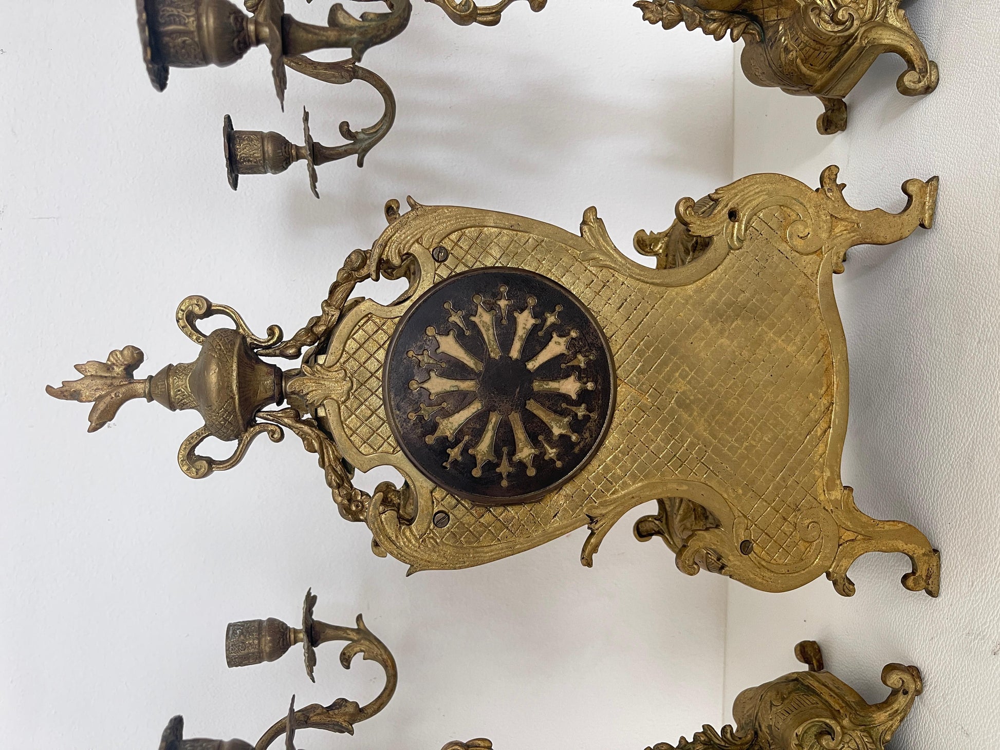 Trittico Antico in Bronzo Dorato – Orologio da Camino con Coppia di Candelabri