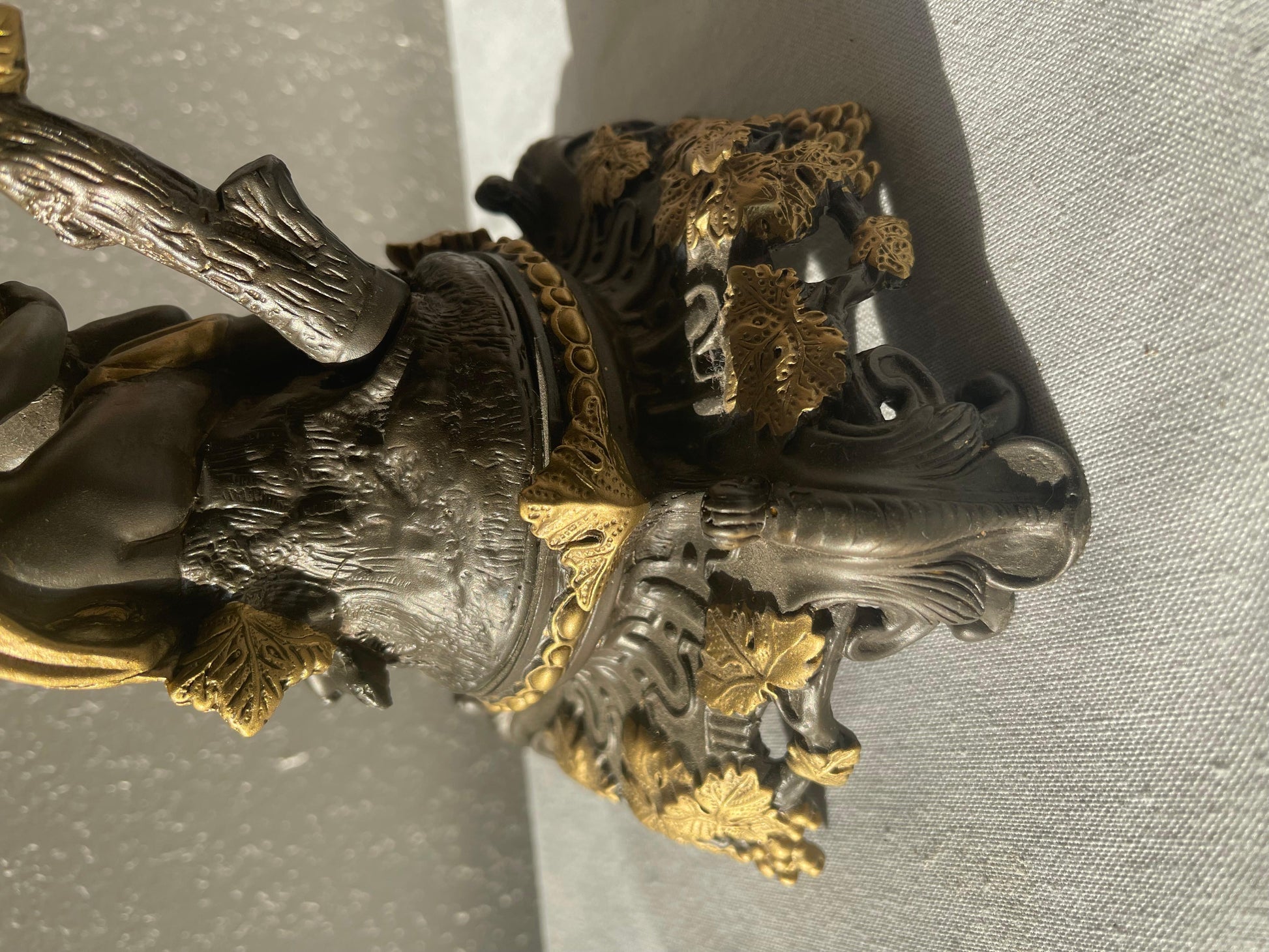 Splendido candeliere italiano in bronzo con cherubini, anni 1980