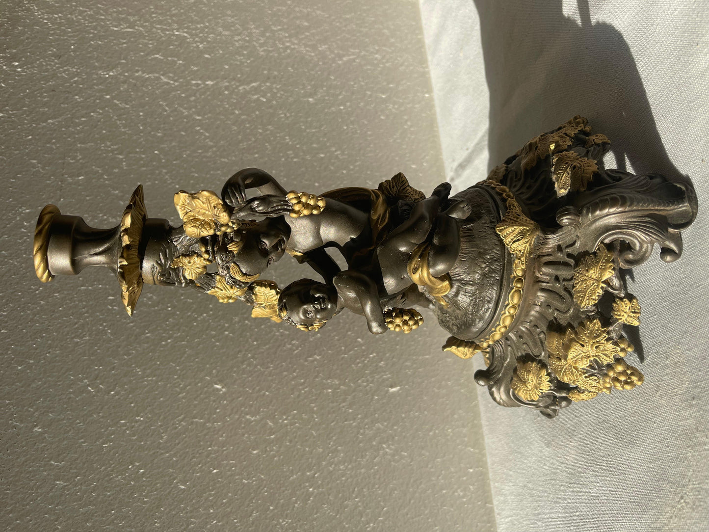 Splendido candeliere italiano in bronzo con cherubini, anni 1980