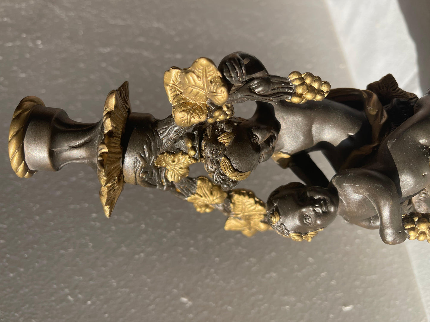 Splendido candeliere italiano in bronzo con cherubini, anni 1980