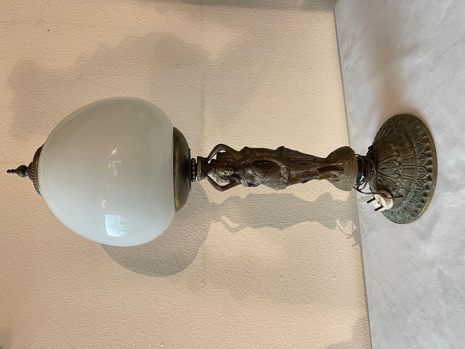 Lampada da tavolo ladies in bronzo e vetro bianco opale anni '50