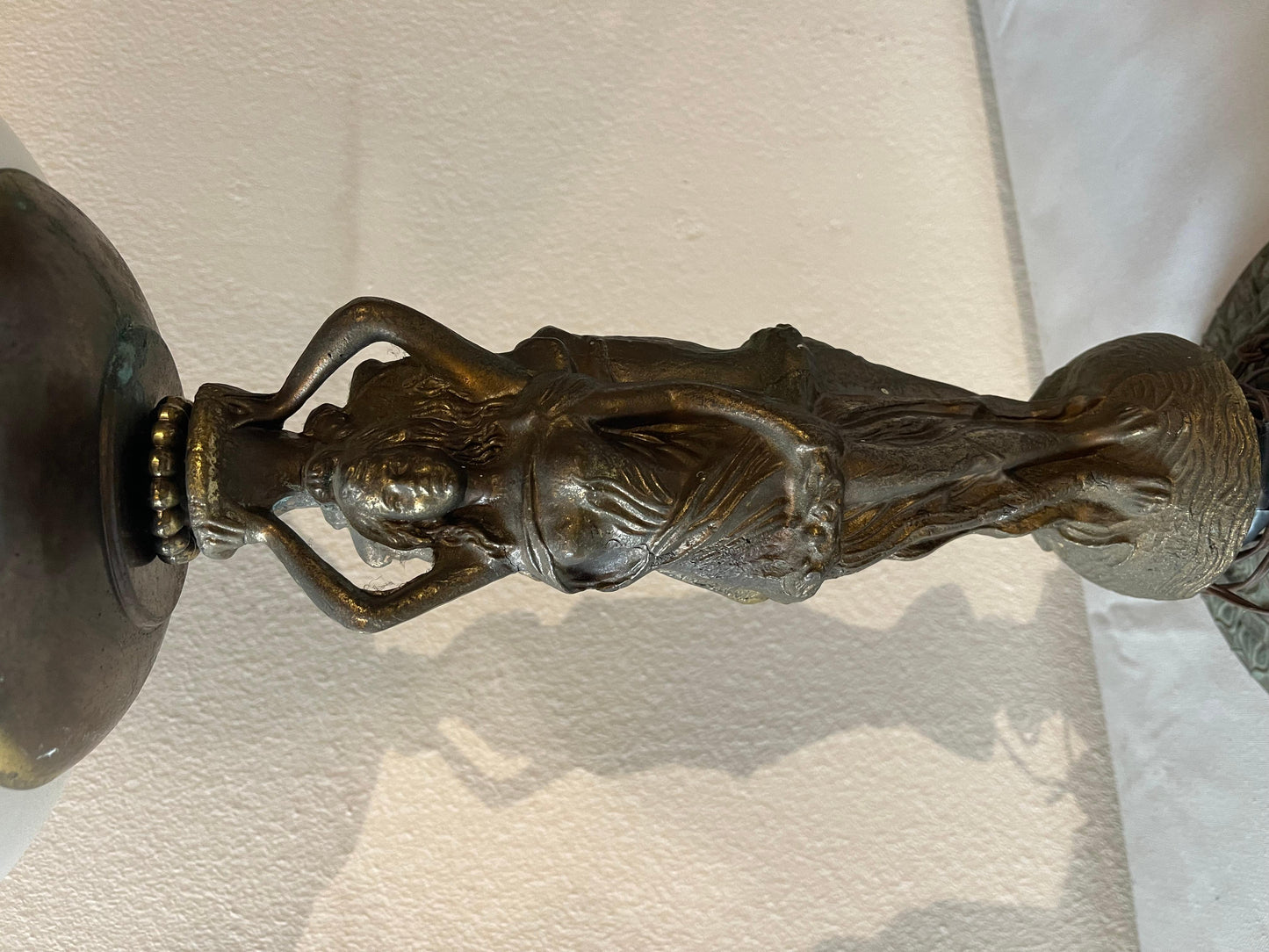 Lampada da tavolo ladies in bronzo e vetro bianco opale anni '50