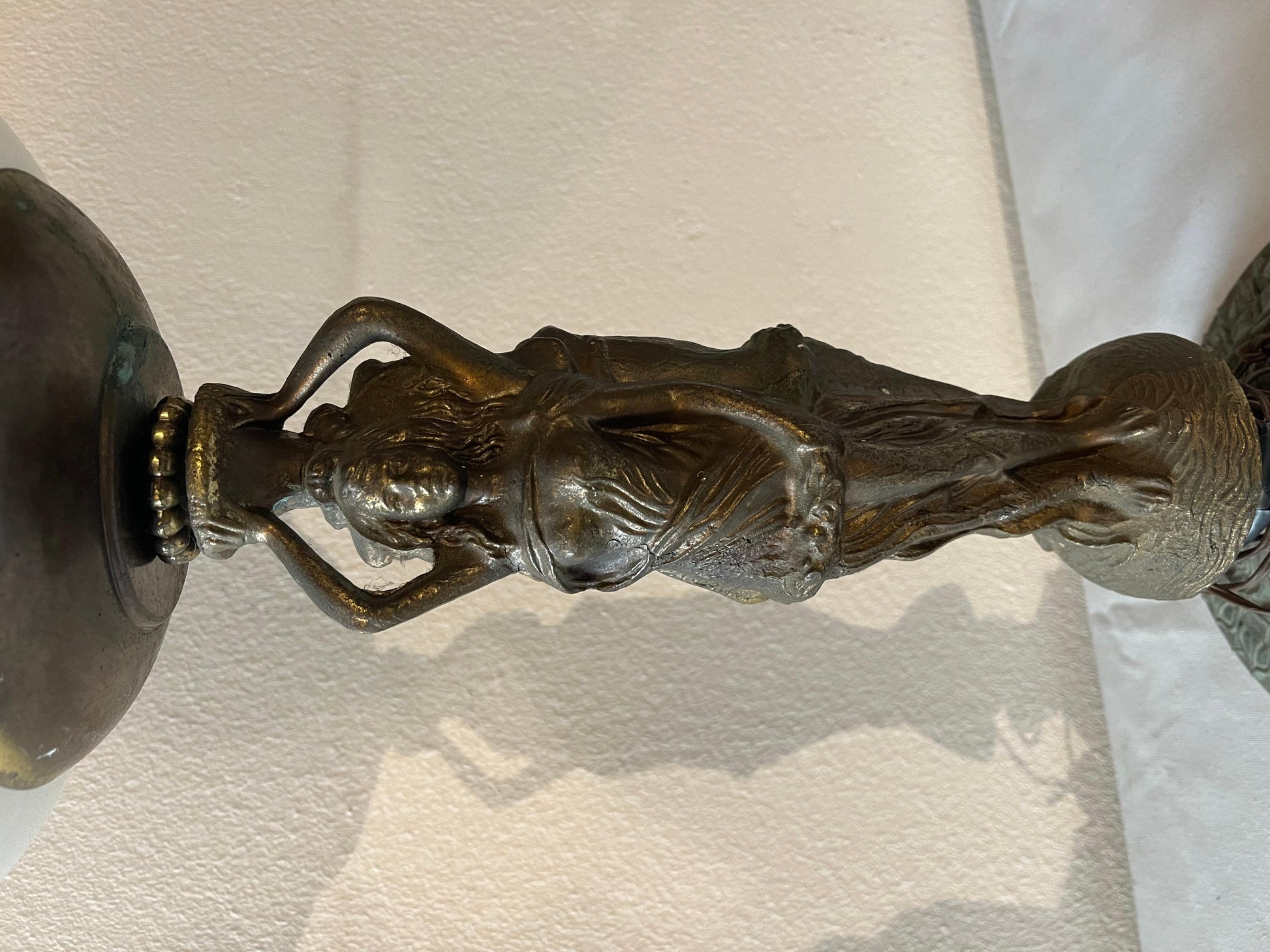 Lampada da tavolo ladies in bronzo e vetro bianco opale anni '50