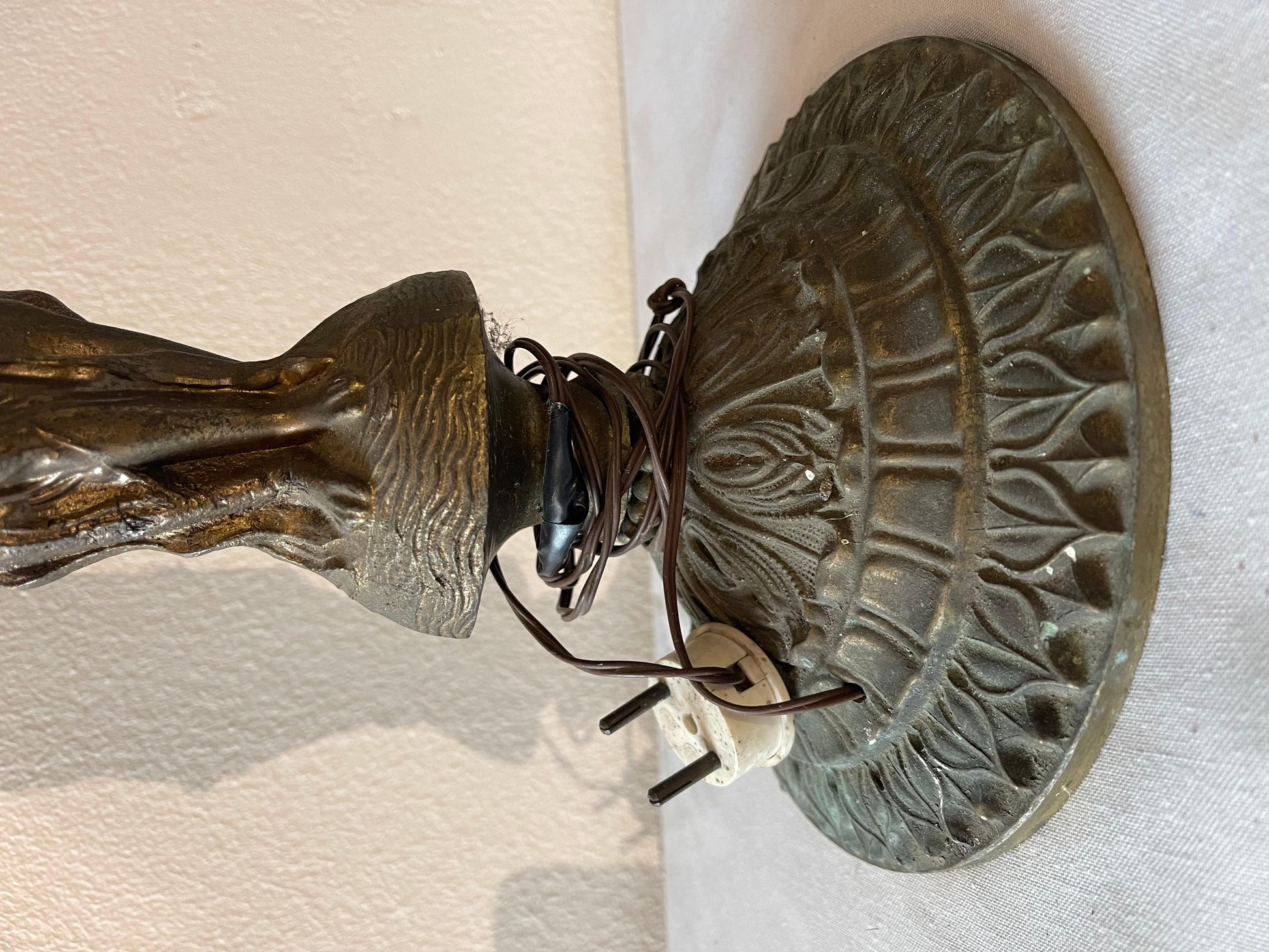 Lampada da tavolo ladies in bronzo e vetro bianco opale anni '50