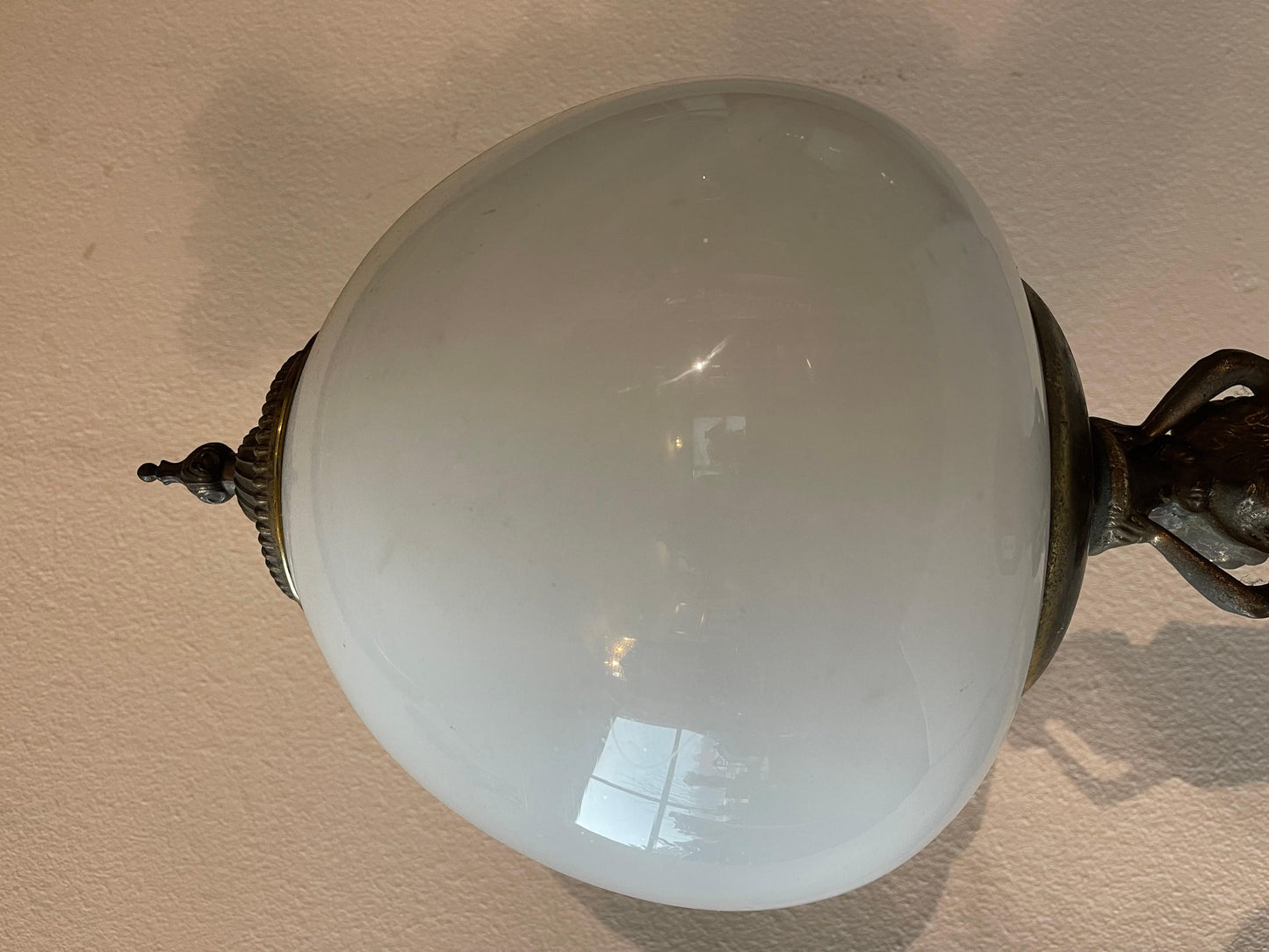 Lampada da tavolo ladies in bronzo e vetro bianco opale anni '50