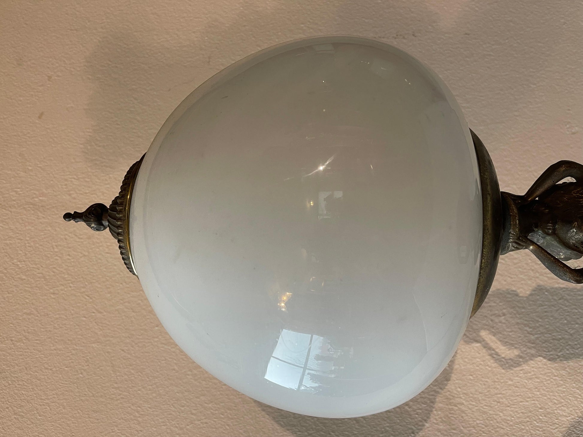 Lampada da tavolo ladies in bronzo e vetro bianco opale anni '50