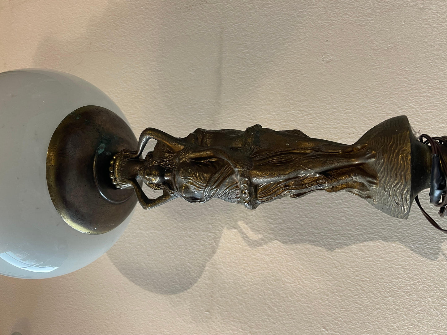 Lampada da tavolo ladies in bronzo e vetro bianco opale anni '50