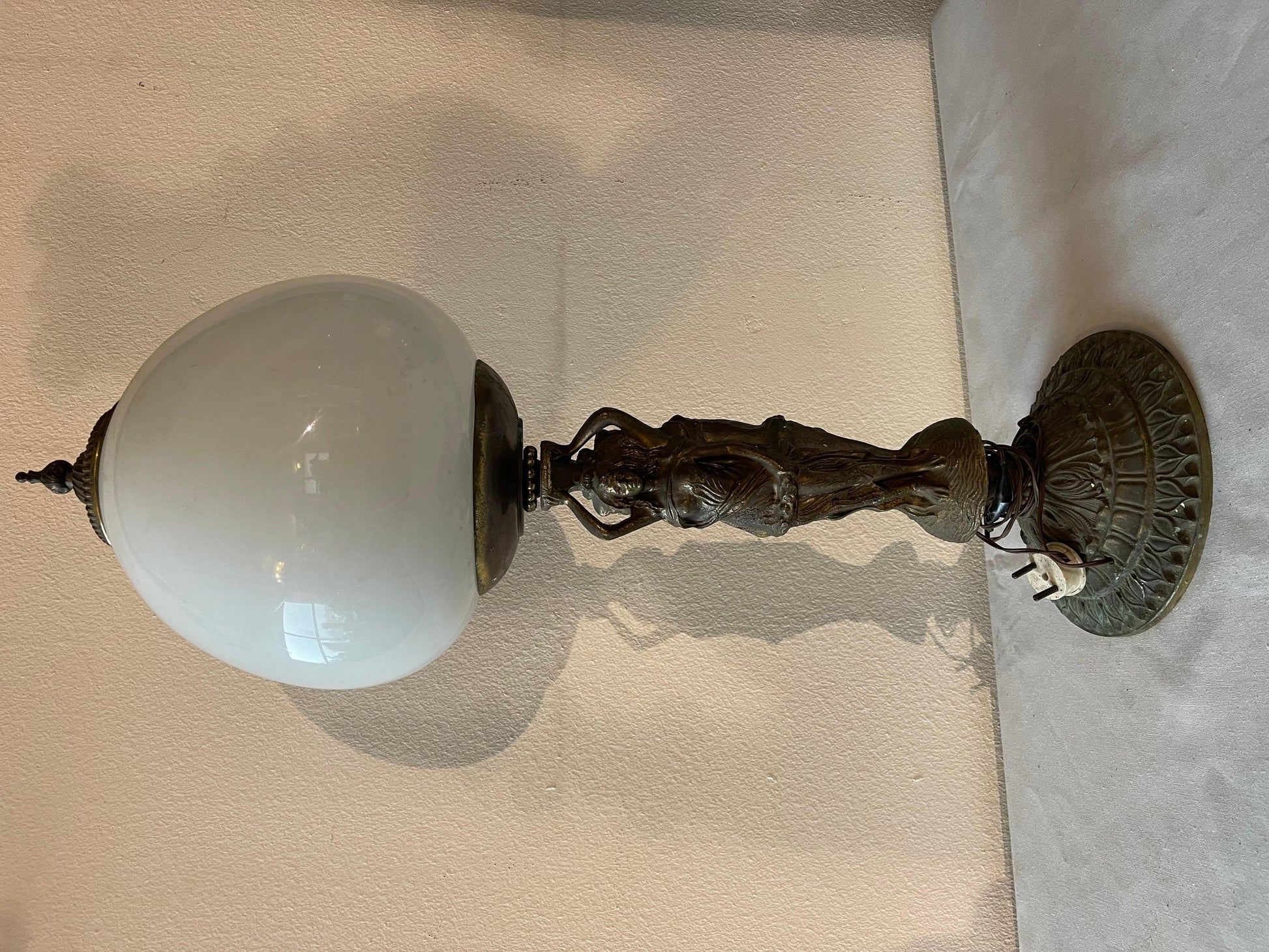 Lampada da tavolo ladies in bronzo e vetro bianco opale anni '50