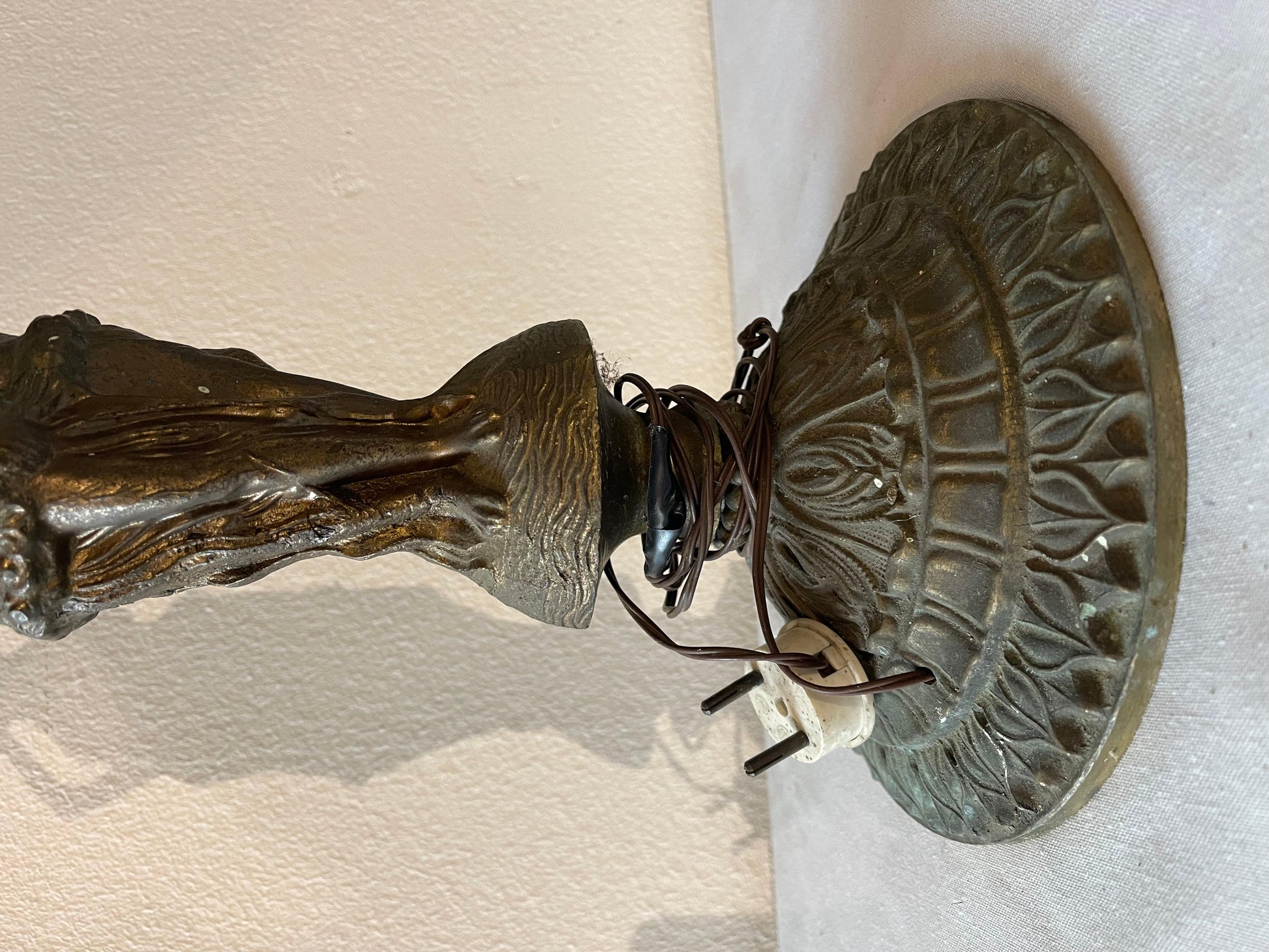 Lampada da tavolo ladies in bronzo e vetro bianco opale anni '50