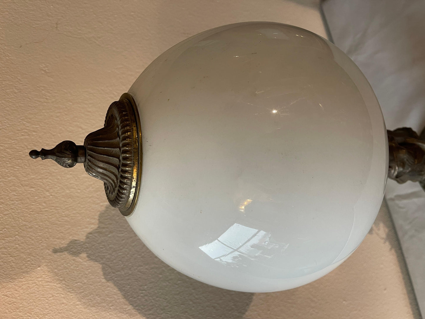 Lampada da tavolo ladies in bronzo e vetro bianco opale anni '50