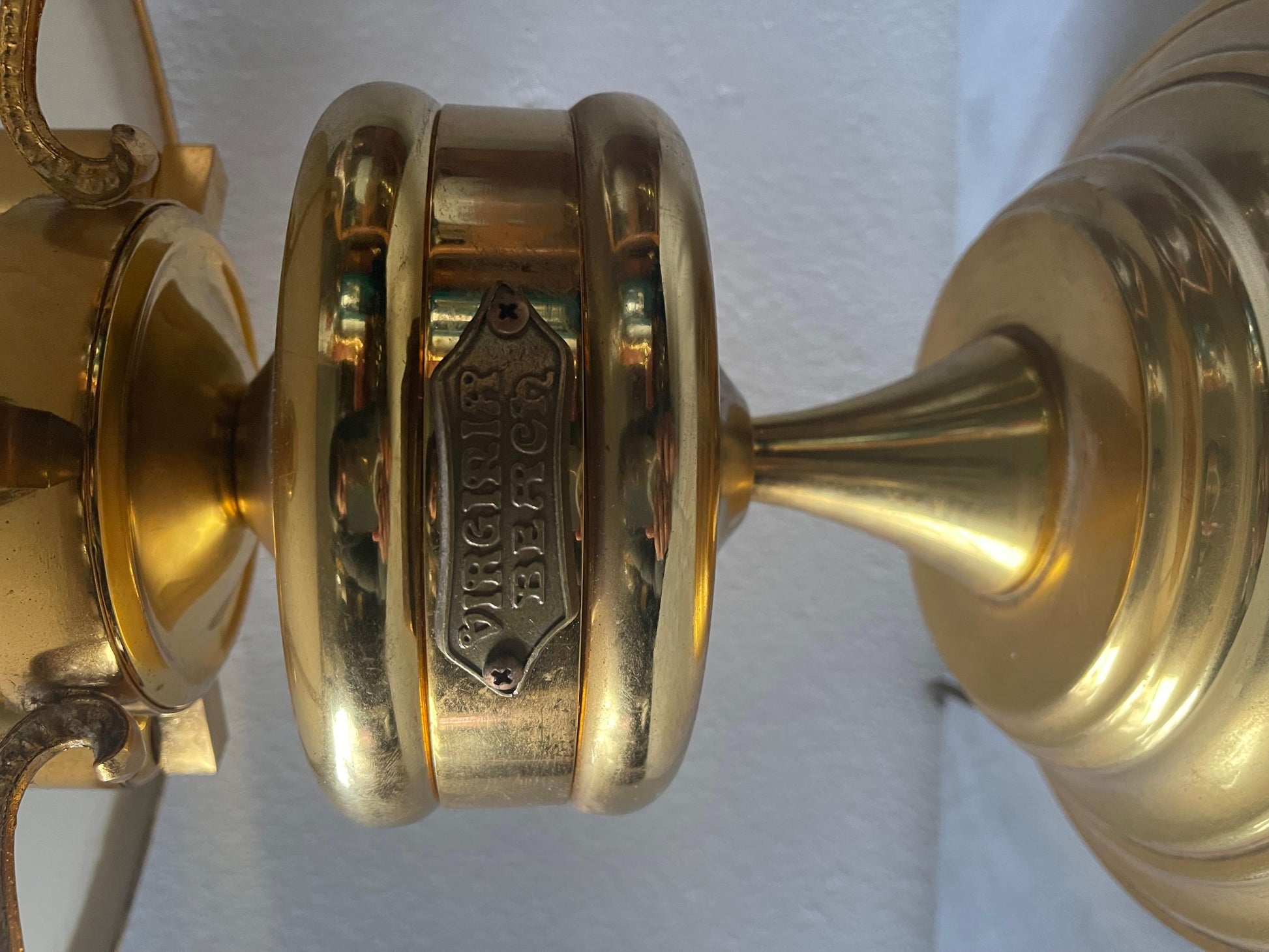 Lampada da tavolo in ottone e vetro italiano stile modernariato anni '90