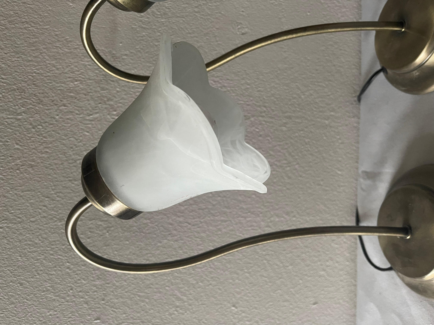 Bella coppia di lampade da tavolo in vetro stile tulip italiano degli anni '80