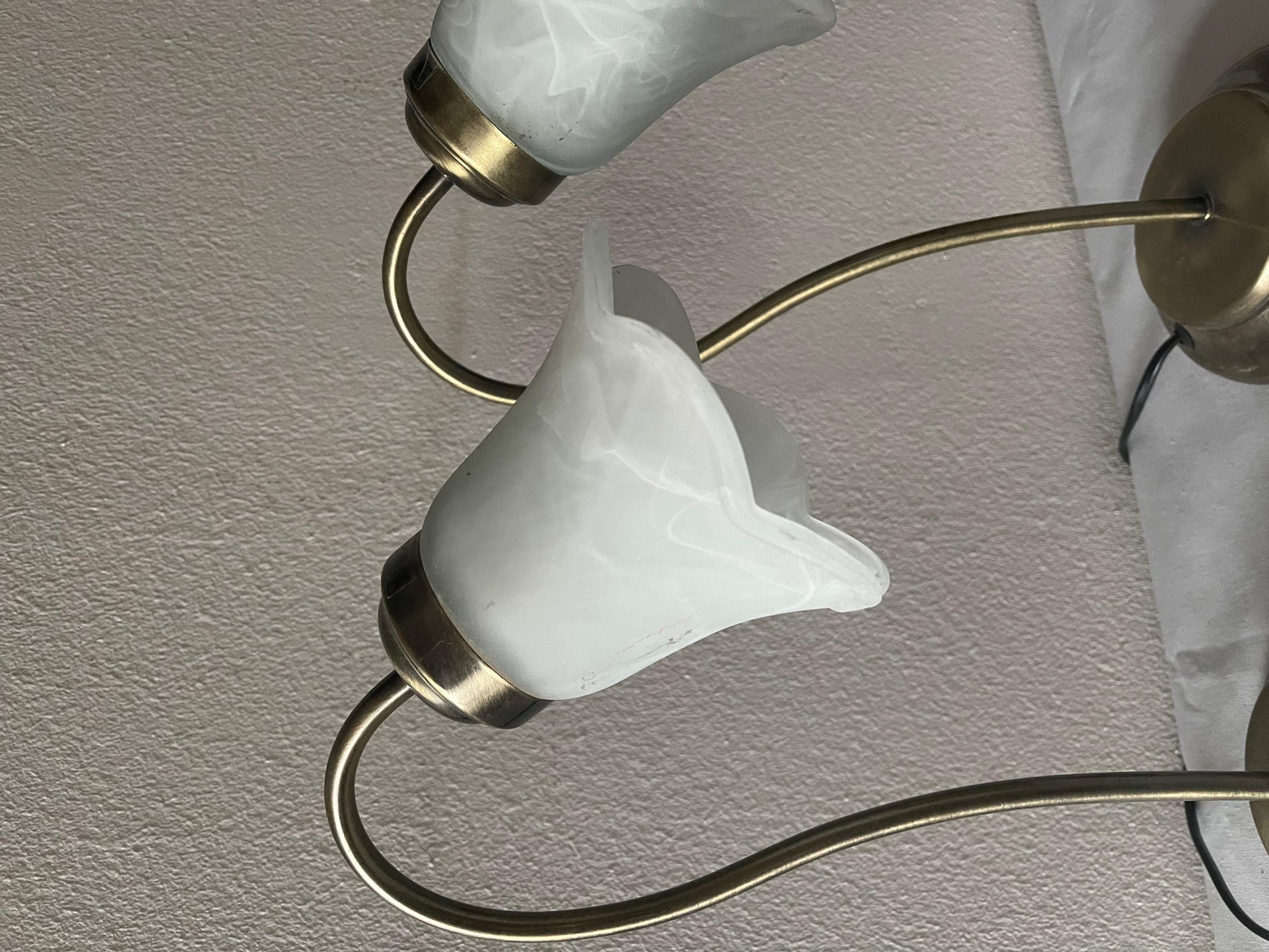 Bella coppia di lampade da tavolo in vetro stile tulip italiano degli anni '80