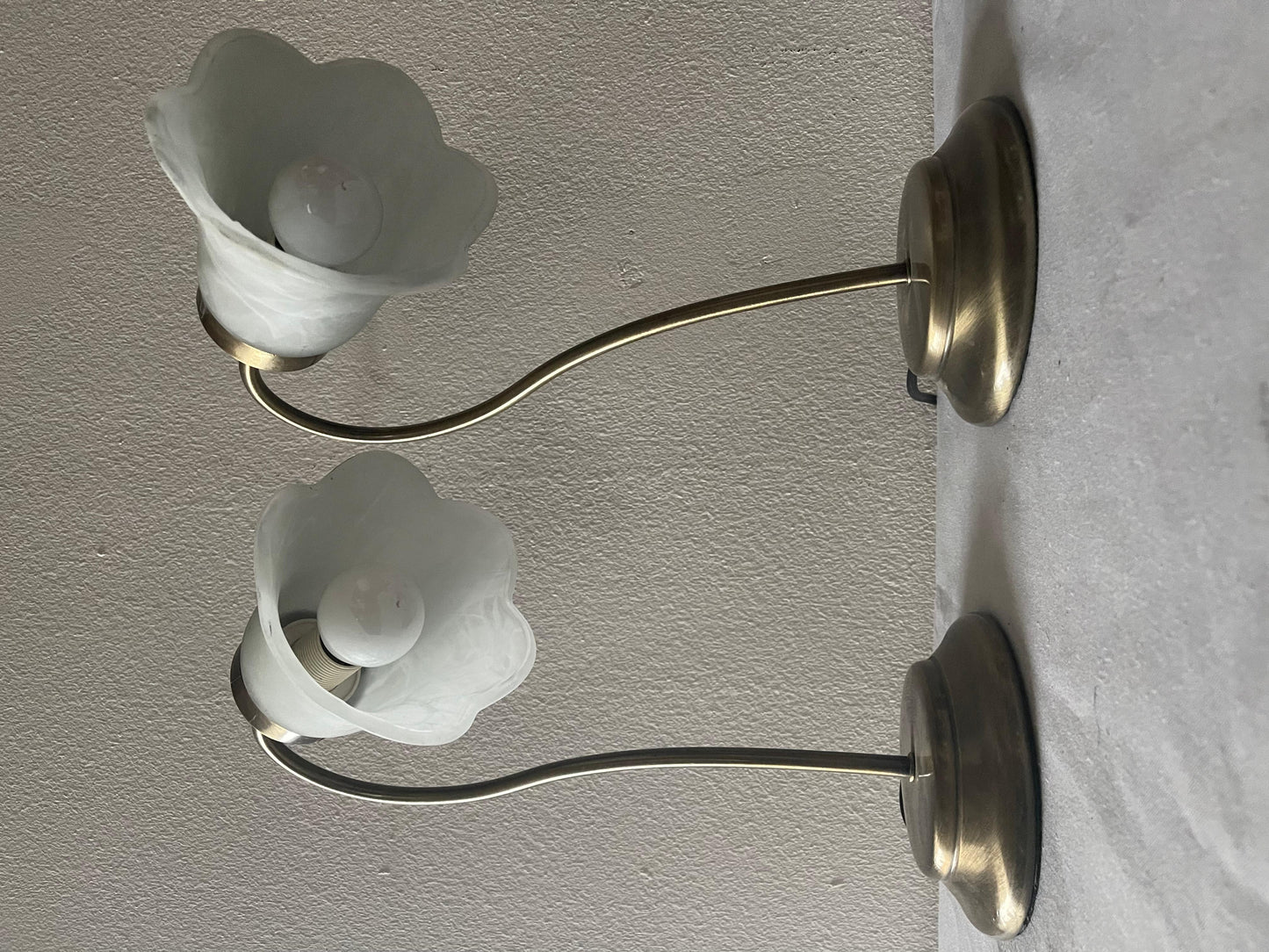Bella coppia di lampade da tavolo in vetro stile tulip italiano degli anni '80