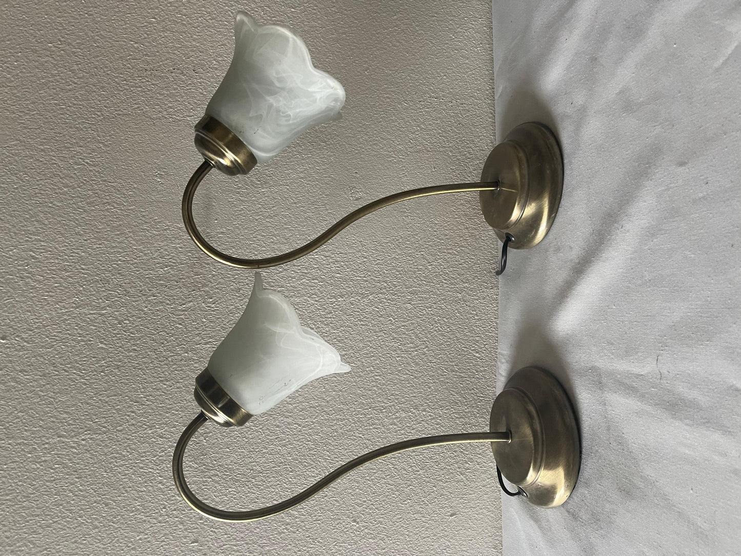 Bella coppia di lampade da tavolo in vetro stile tulip italiano degli anni '80