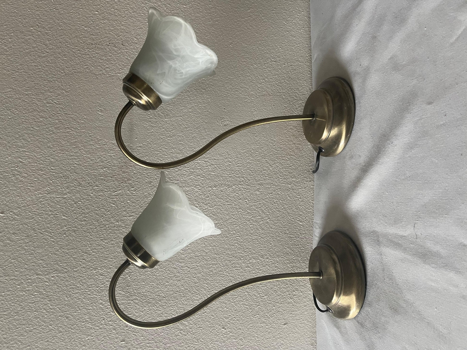 Bella coppia di lampade da tavolo in vetro stile tulip italiano degli anni '80