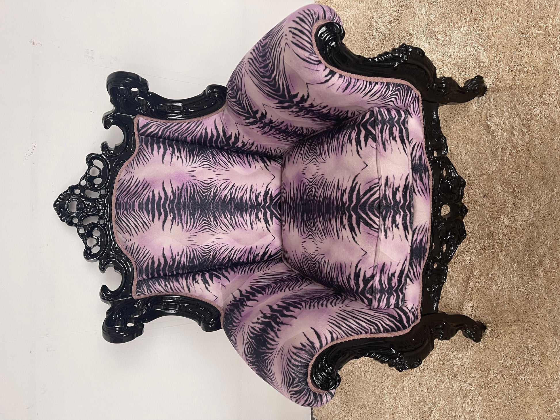 Poltrona italiana in stile francese leopardato viola di Domenico Rugiano