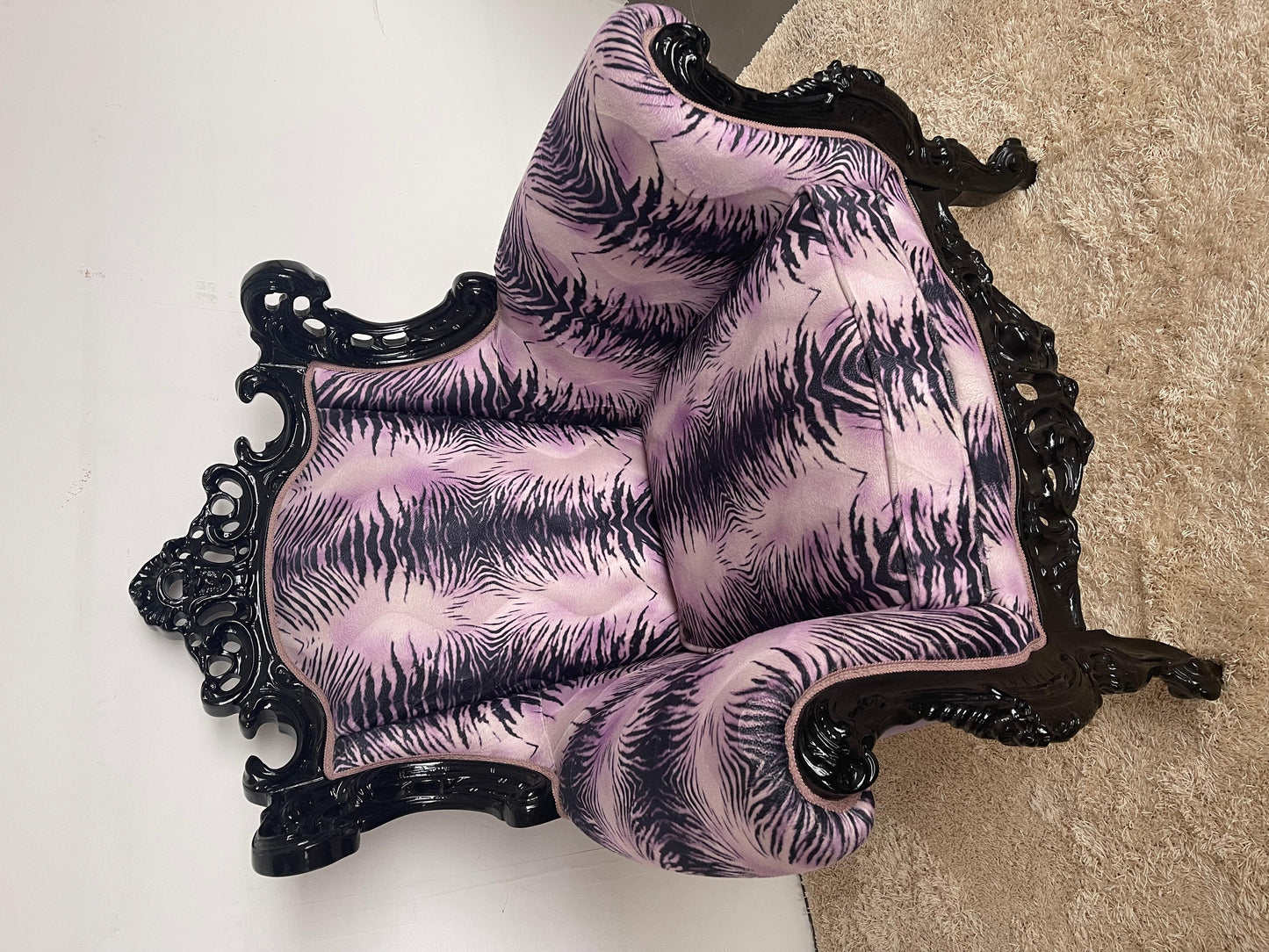 Poltrona italiana in stile francese leopardato viola di Domenico Rugiano