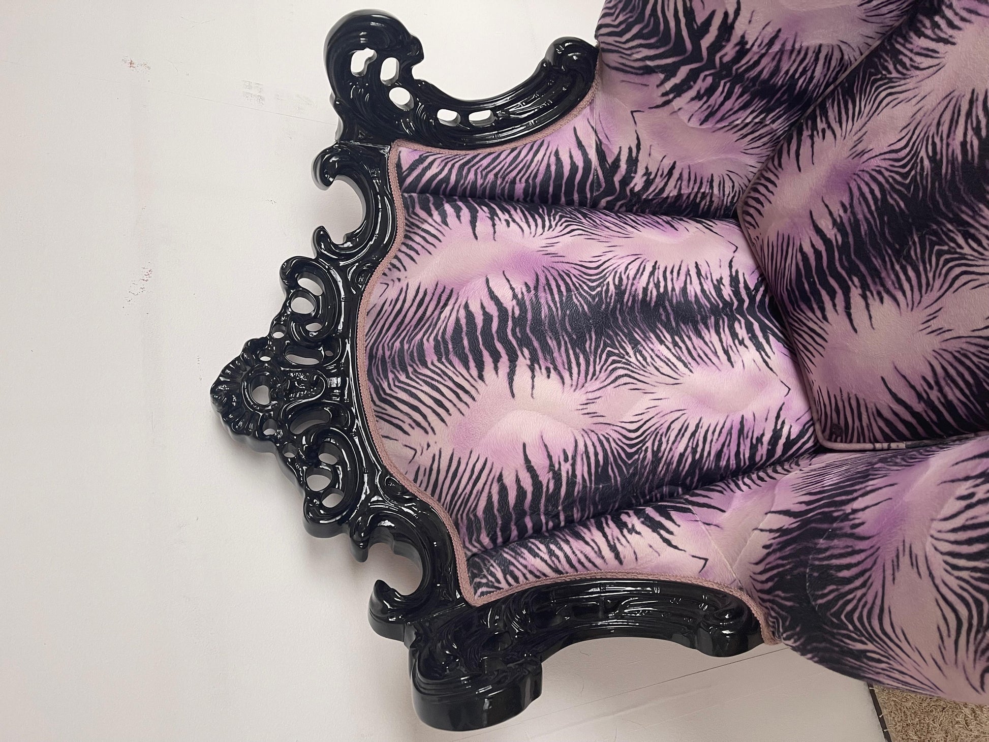 Poltrona italiana in stile francese leopardato viola di Domenico Rugiano