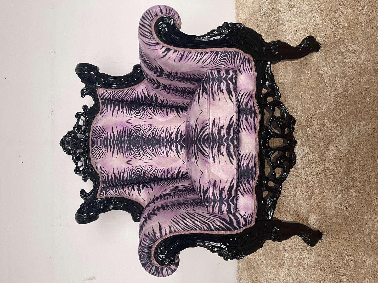 Poltrona italiana in stile francese leopardato viola di Domenico Rugiano