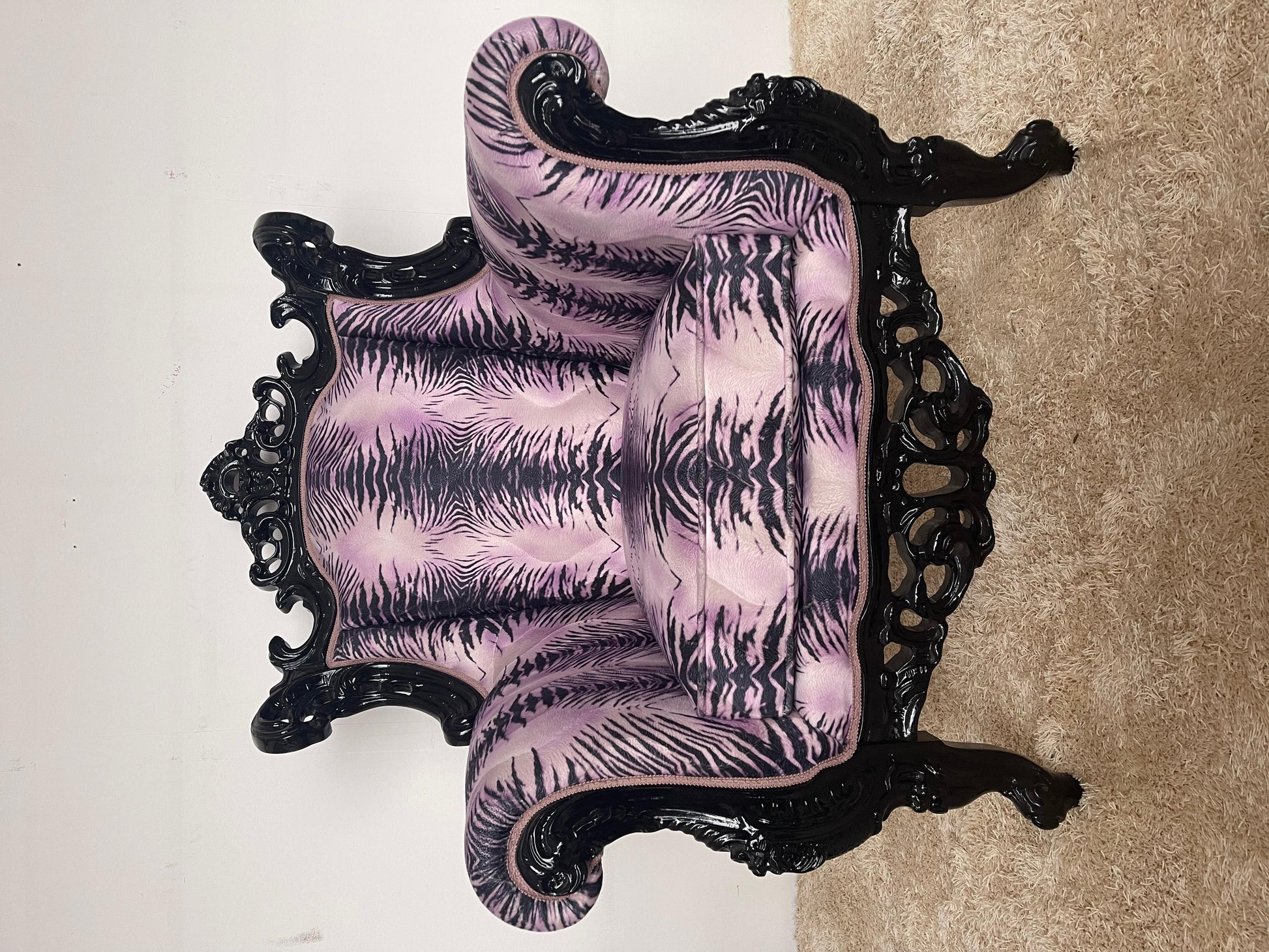 Poltrona italiana in stile francese leopardato viola di Domenico Rugiano