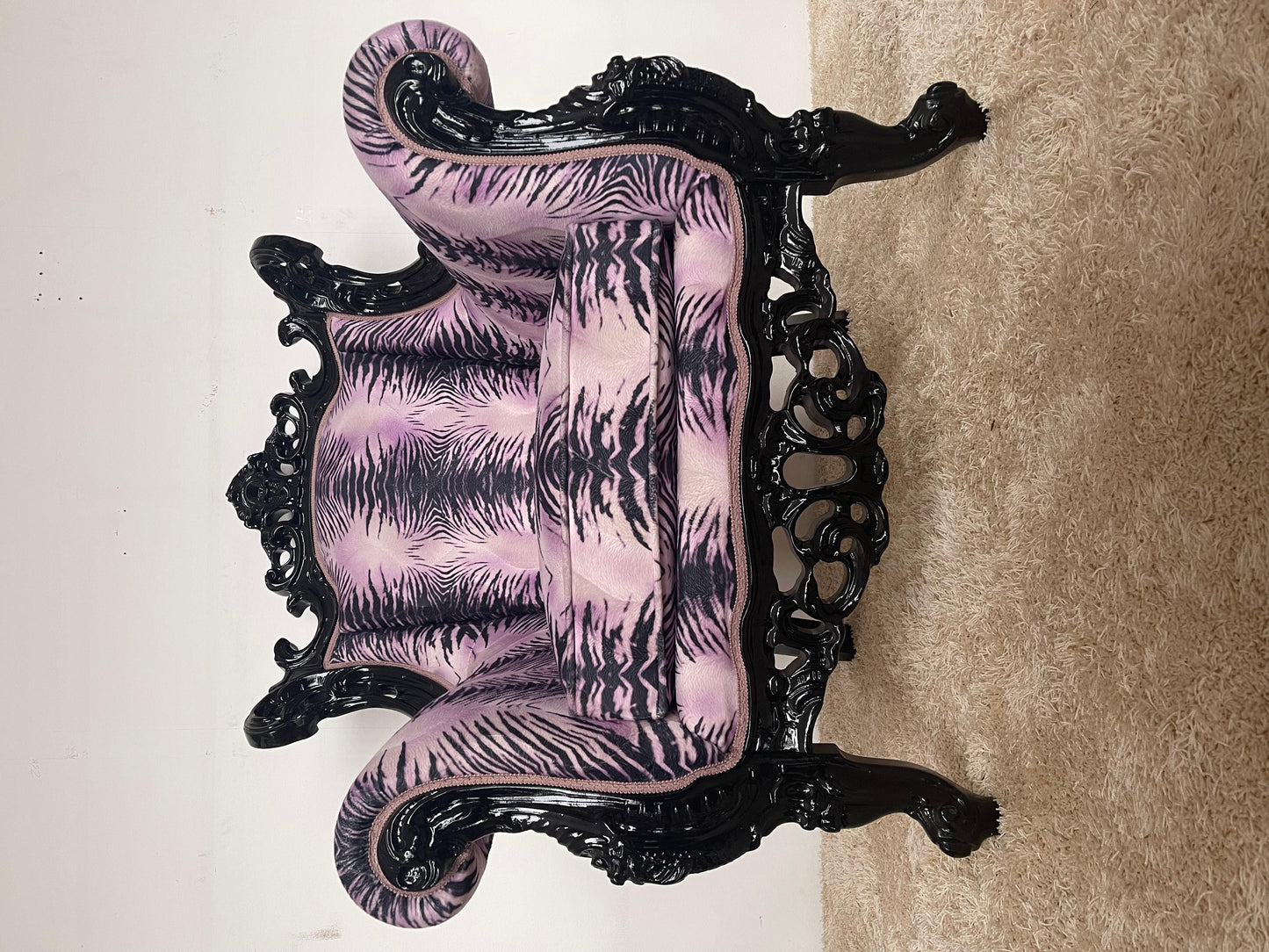 Poltrona italiana in stile francese leopardato viola di Domenico Rugiano