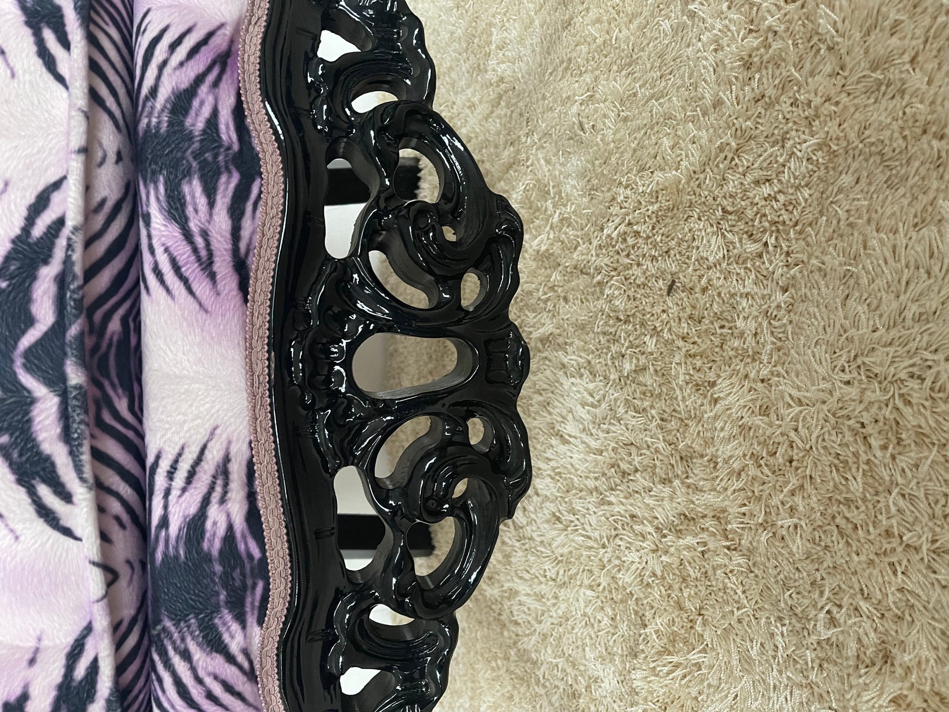 Poltrona italiana in stile francese leopardato viola di Domenico Rugiano