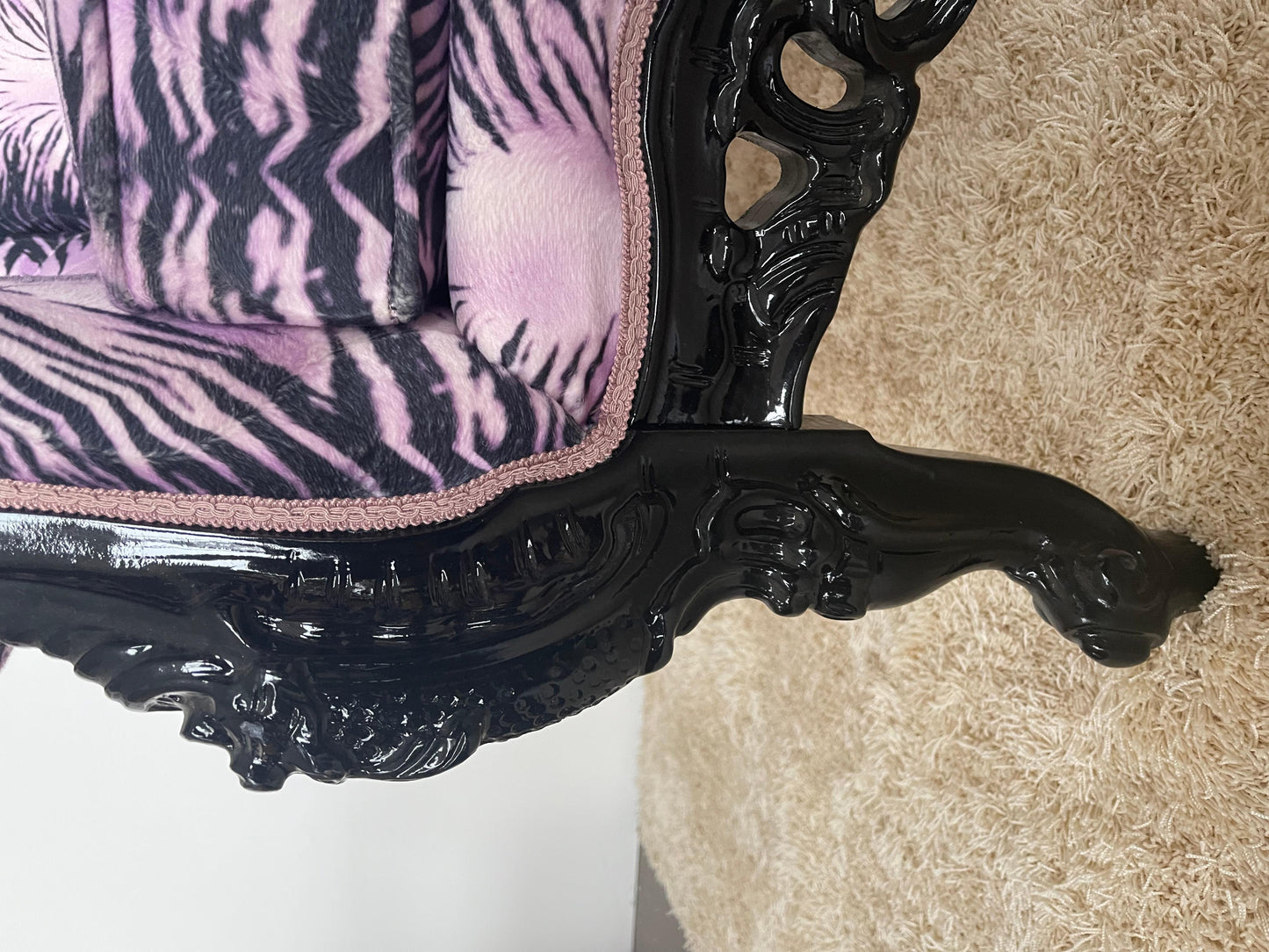 Poltrona italiana in stile francese leopardato viola di Domenico Rugiano