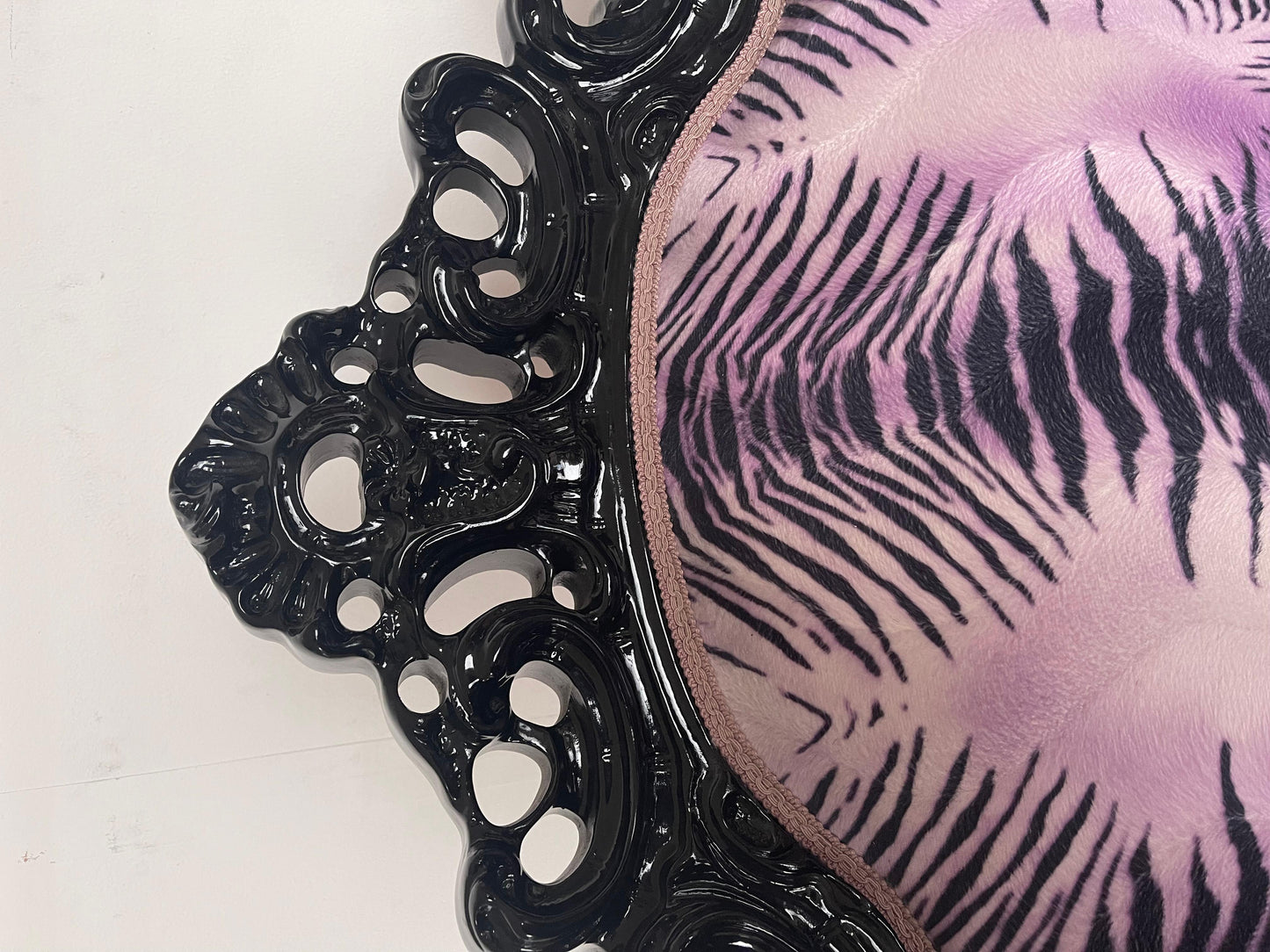 Poltrona italiana in stile francese leopardato viola di Domenico Rugiano