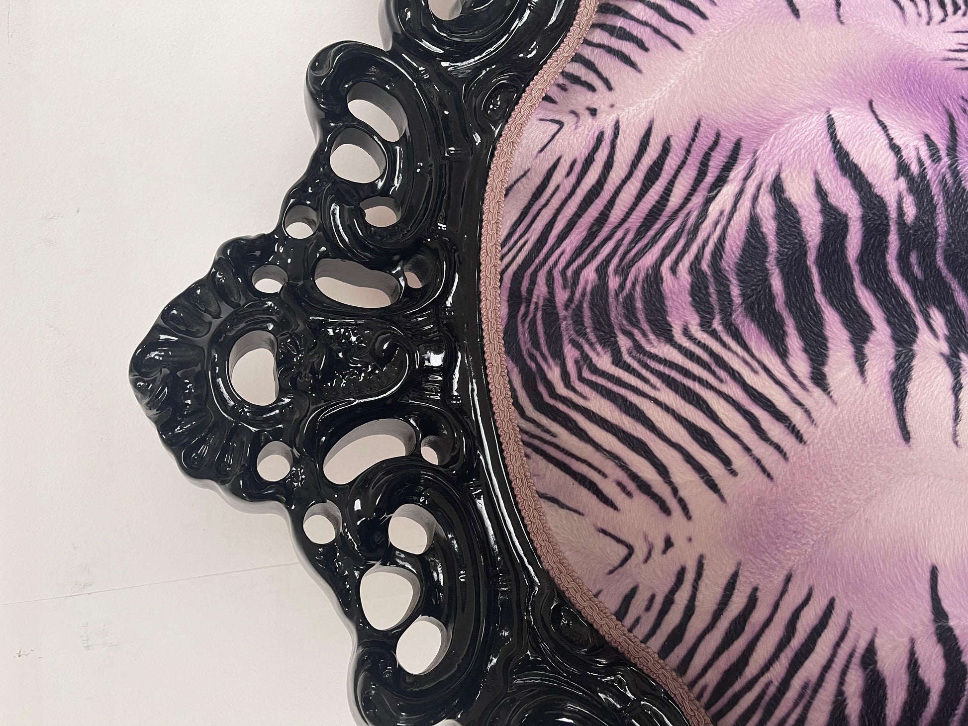 Poltrona italiana in stile francese leopardato viola di Domenico Rugiano