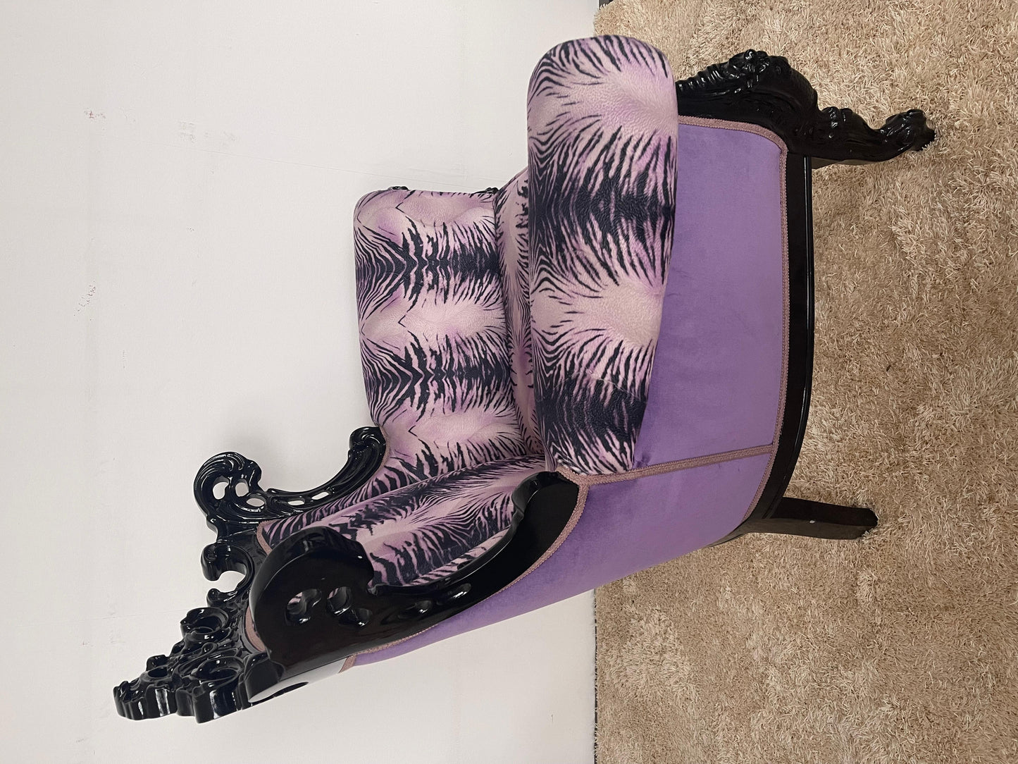 Poltrona italiana in stile francese leopardato viola di Domenico Rugiano