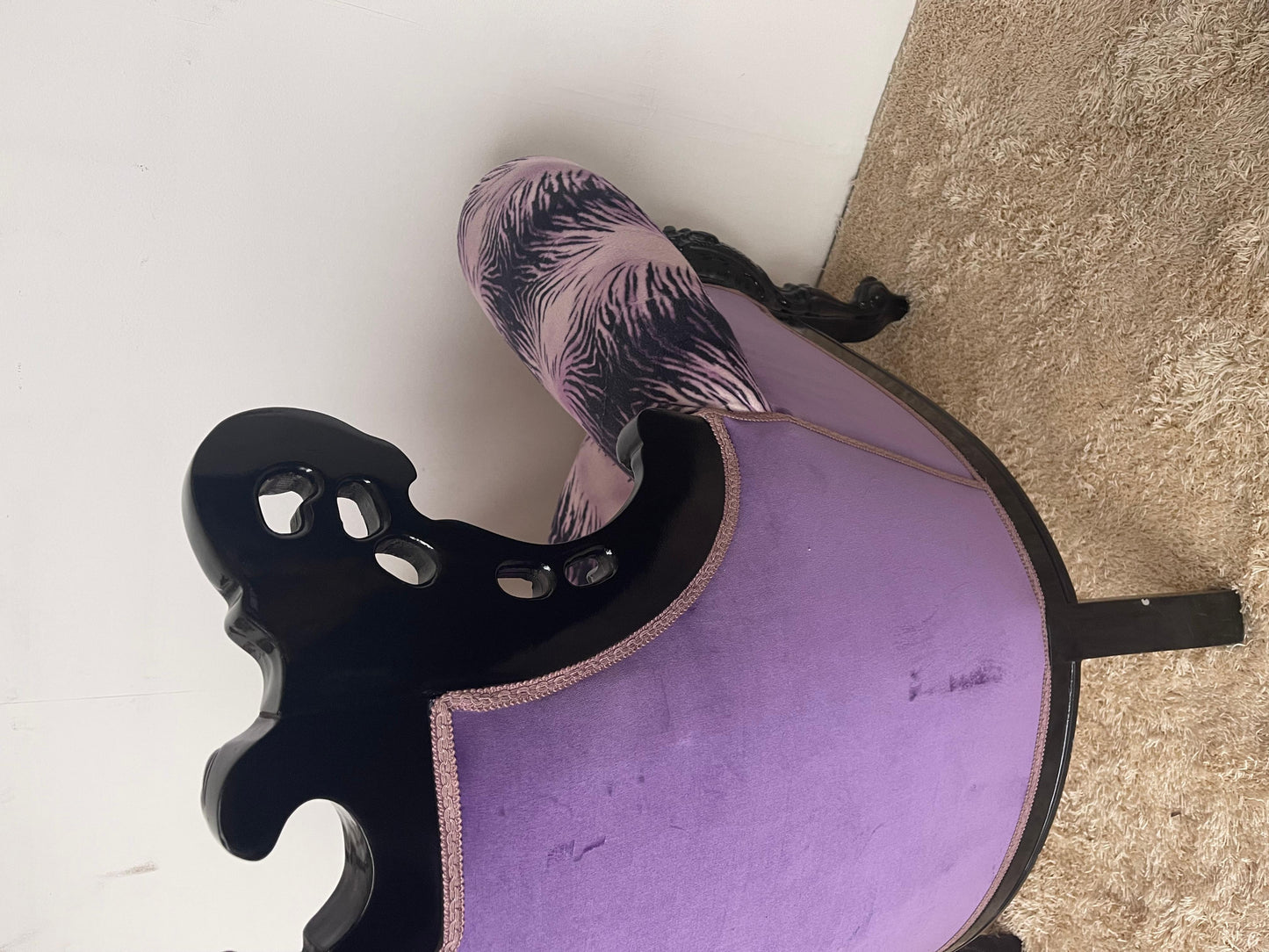 Poltrona italiana in stile francese leopardato viola di Domenico Rugiano