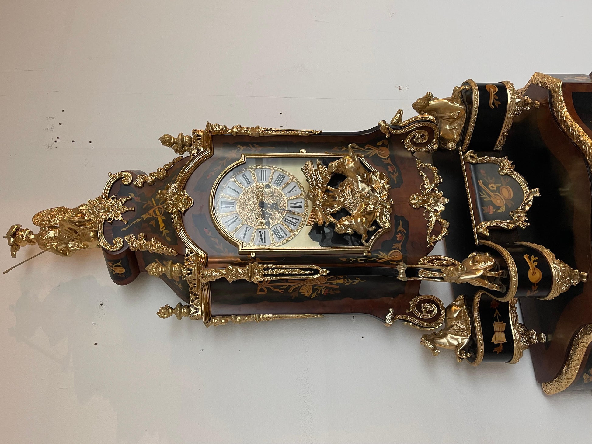 Imponente orologio a pendolo e console in stile francese secolo XX