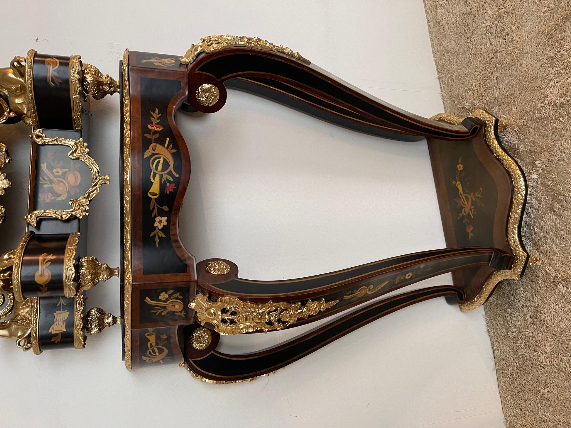 Imponente orologio a pendolo e console in stile francese secolo XX