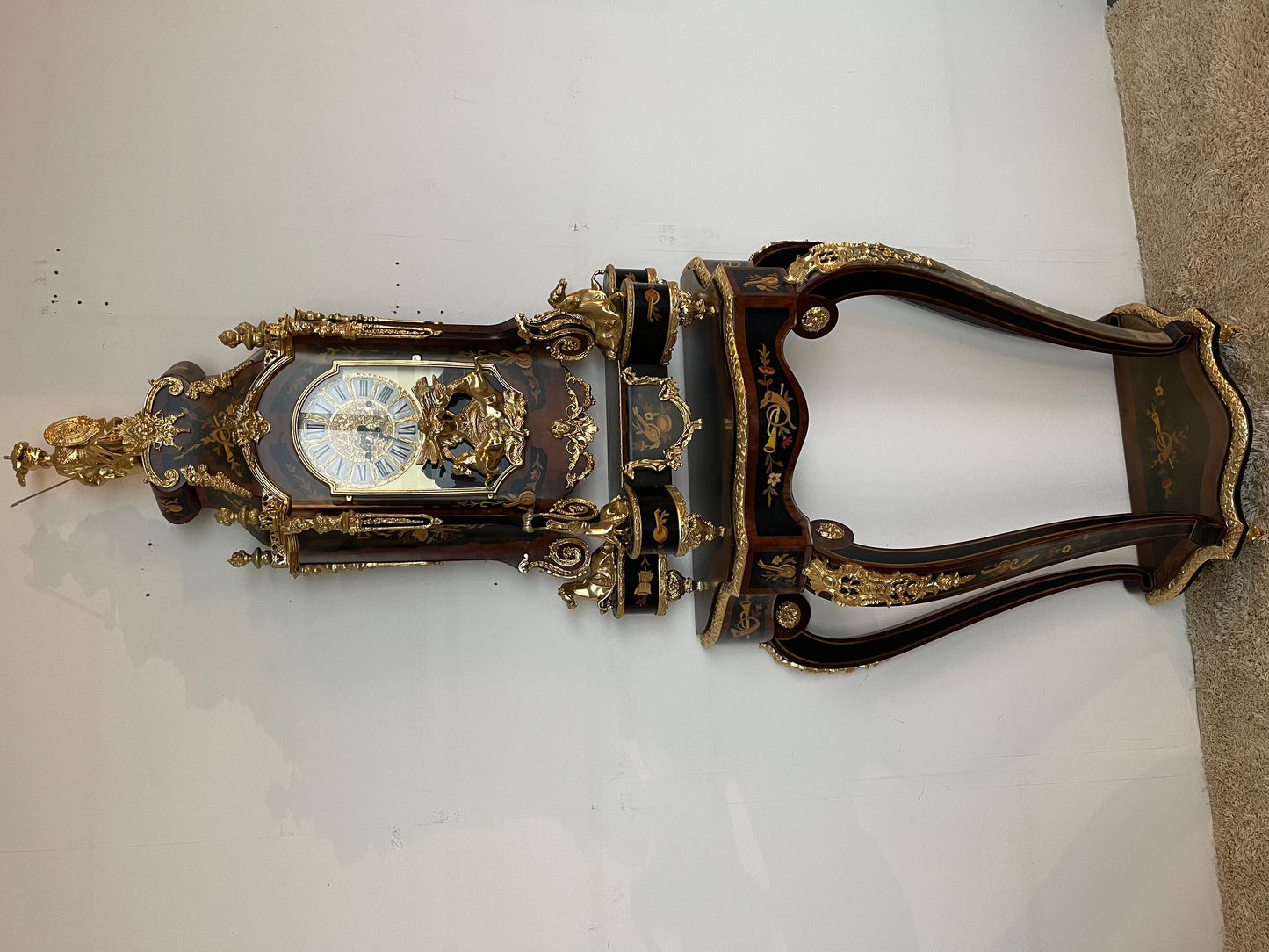 Imponente orologio a pendolo e console in stile francese secolo XX
