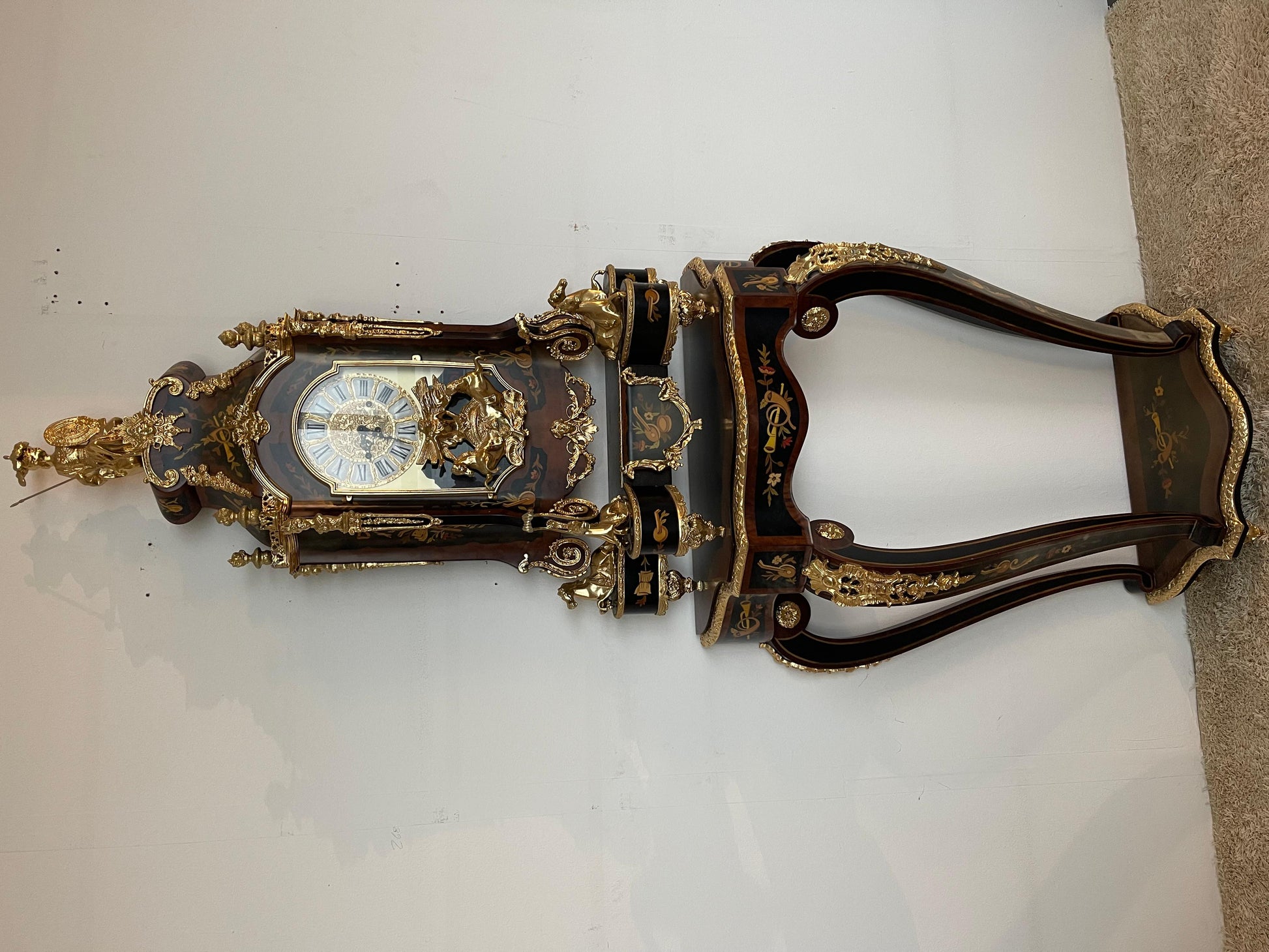 Imponente orologio a pendolo e console in stile francese secolo XX
