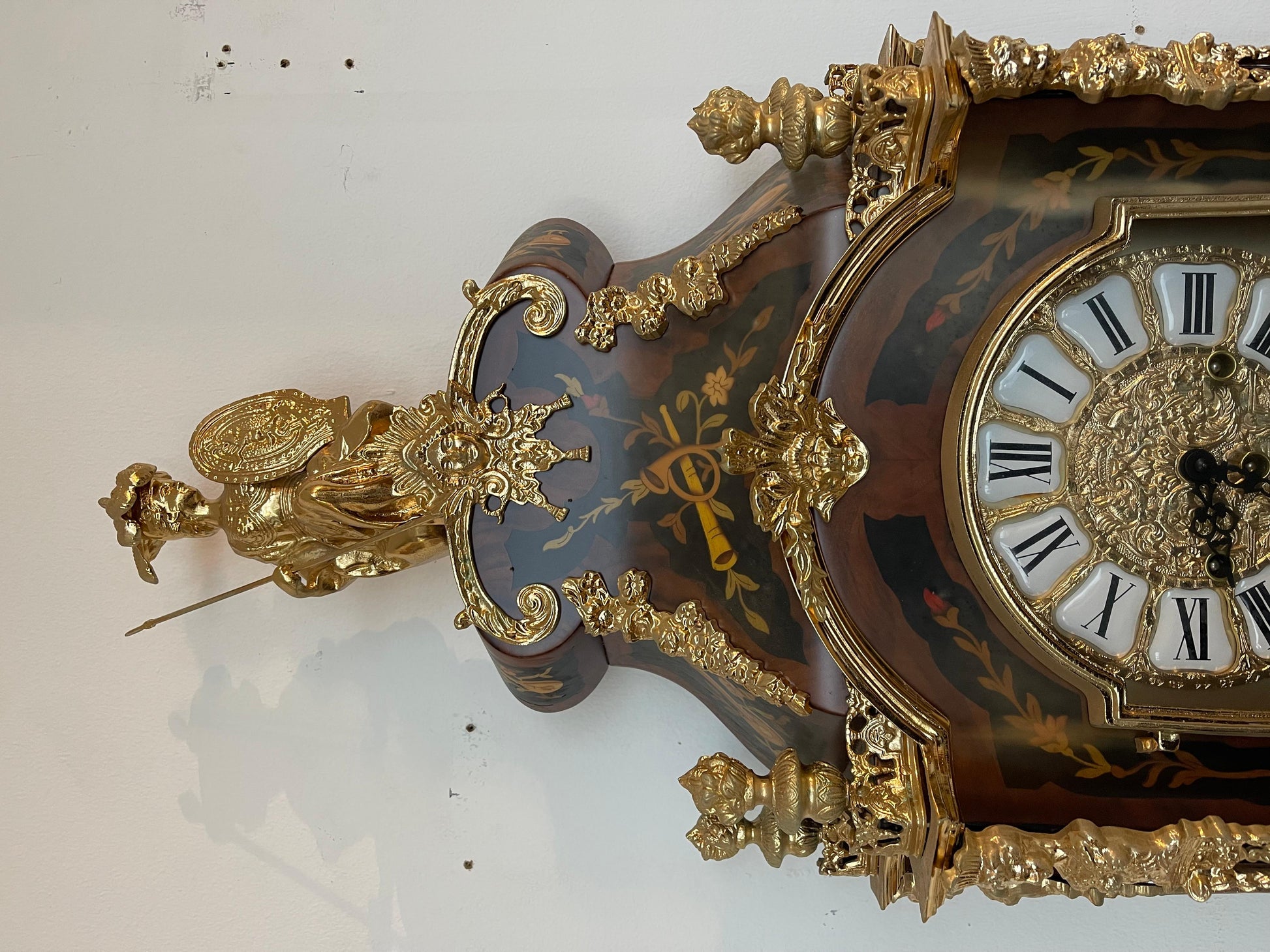 Imponente orologio a pendolo e console in stile francese secolo XX