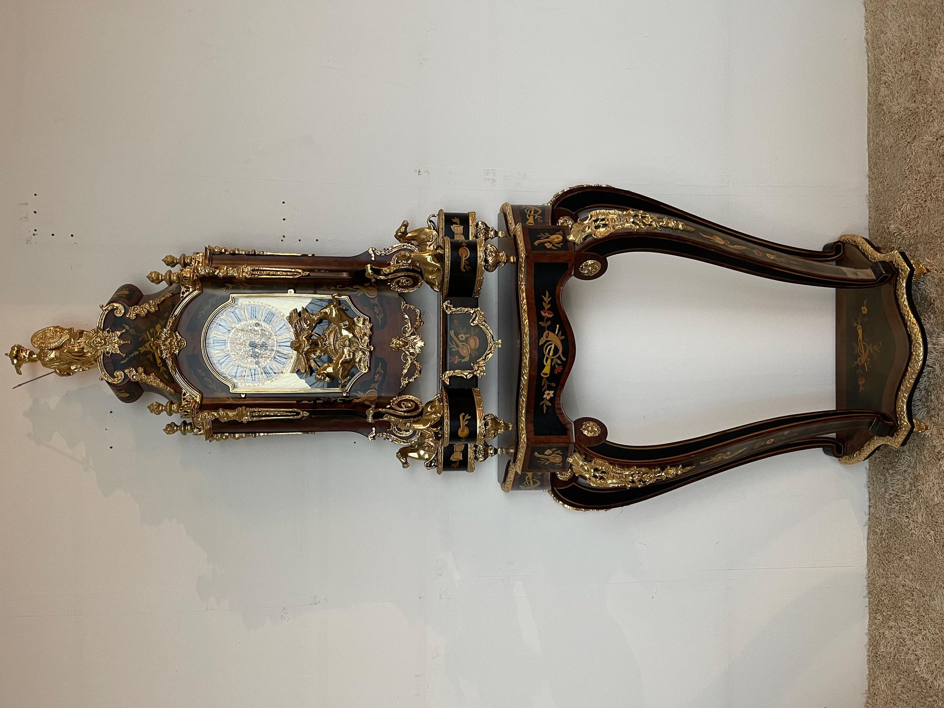 Imponente orologio a pendolo e console in stile francese secolo XX