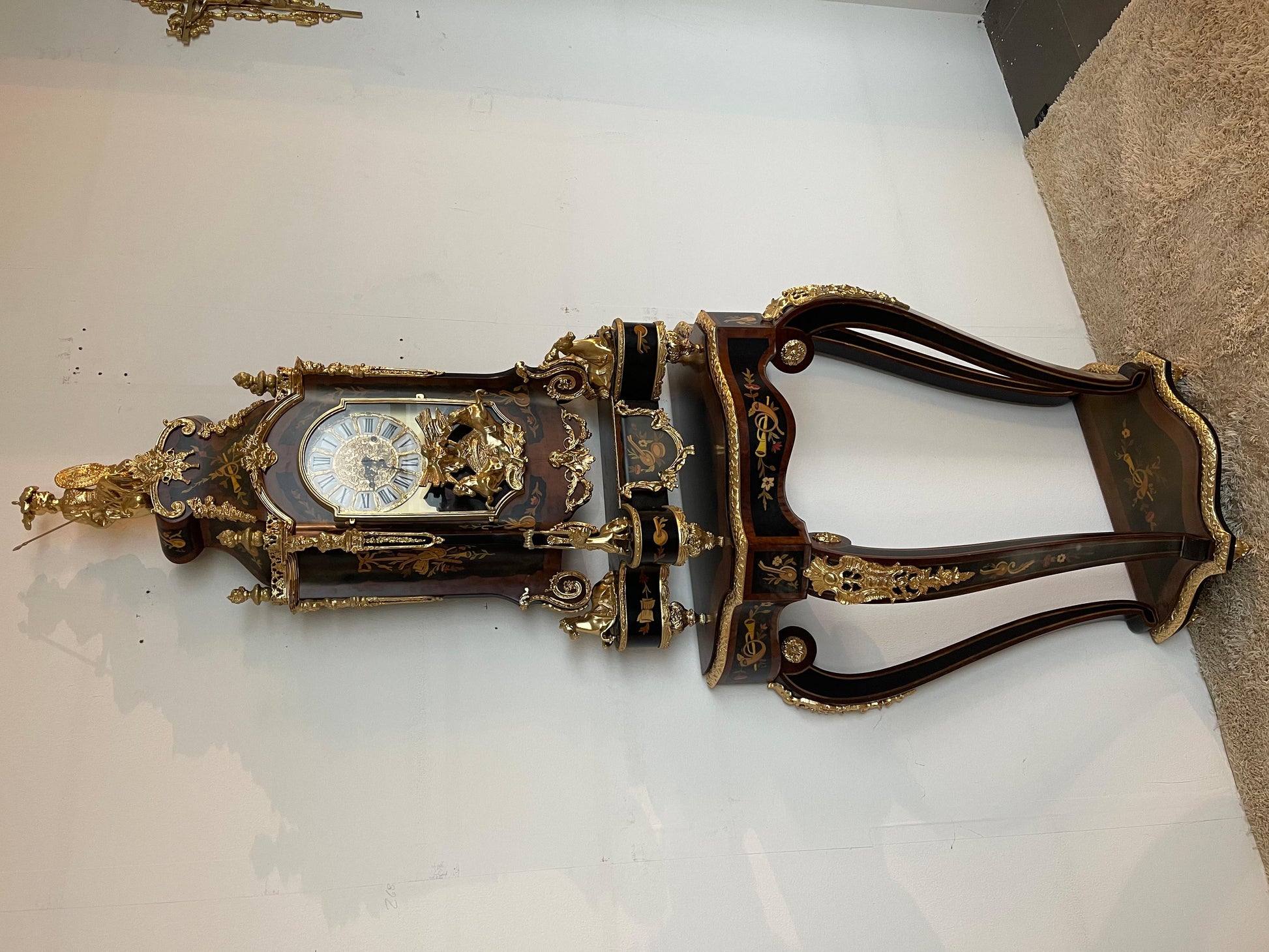 Imponente orologio a pendolo e console in stile francese secolo XX