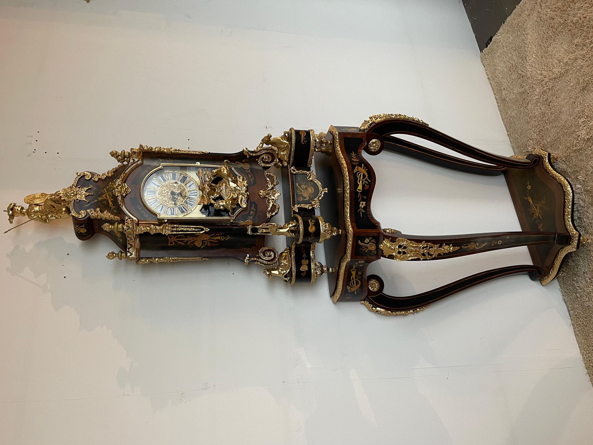 Imponente orologio a pendolo e console in stile francese secolo XX