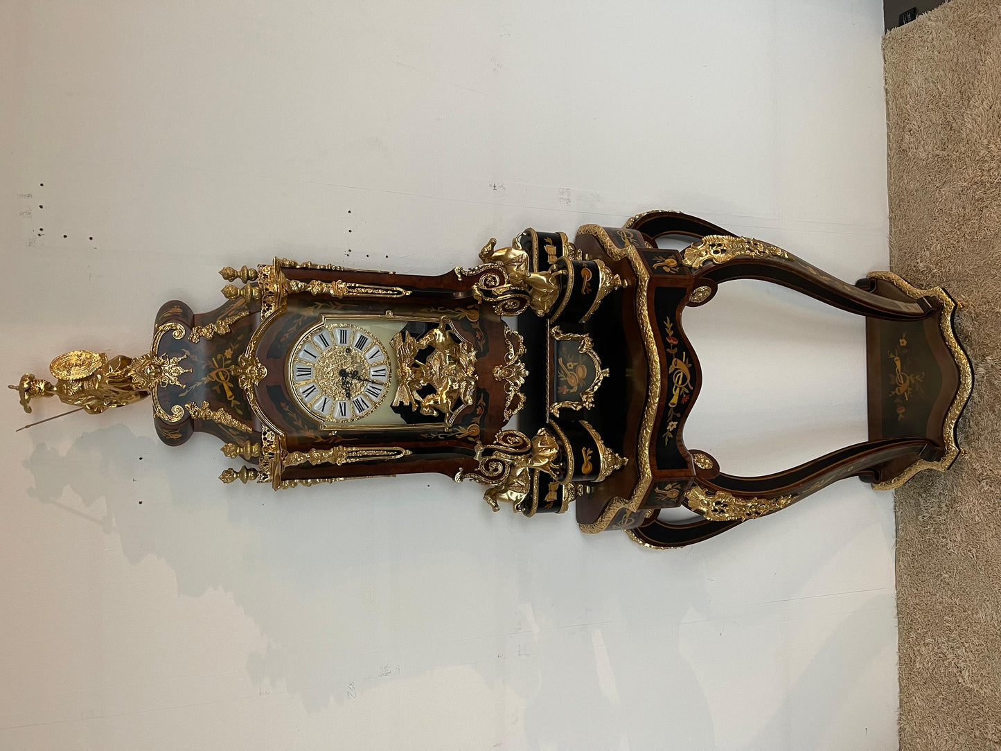 Imponente orologio a pendolo e console in stile francese secolo XX